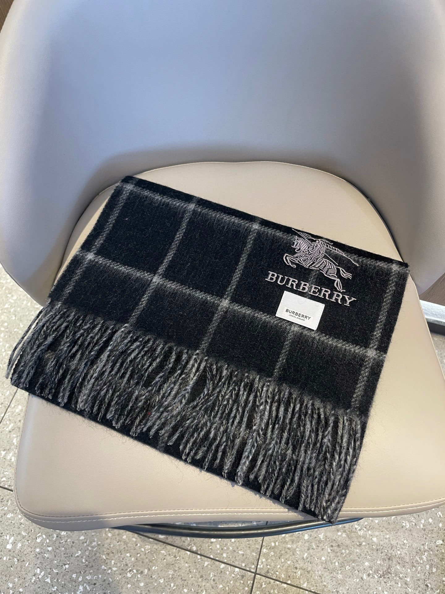 新款巴宝莉双面羊绒❗男女同款围巾且买且珍惜羊绒款😍~都是出口订单所以比较难遇❤东西讲究少而精😍好看的一定