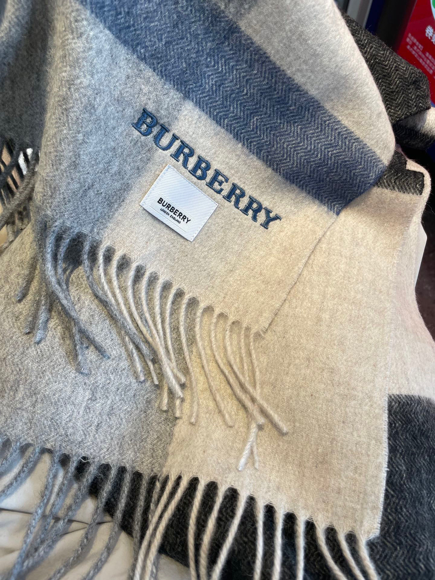 巴宝莉BURBERRY字母专柜款❗️ 顶级出口尾单刺绣👍货不多，下手一定要快，真心美的让人非常非常心动 