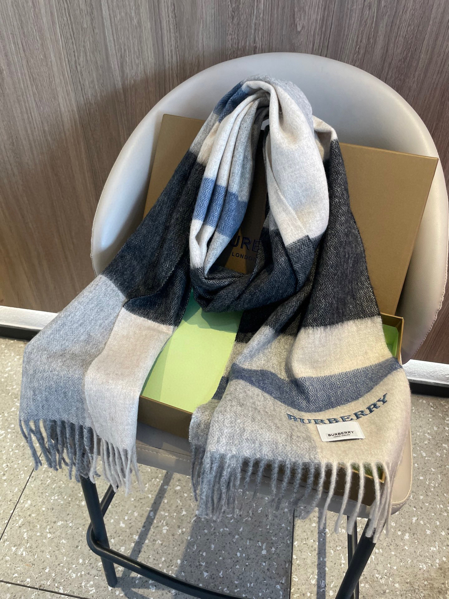 巴宝莉BURBERRY字母专柜款❗️ 顶级出口尾单刺绣👍货不多，下手一定要快，真心美的让人非常非常心动 