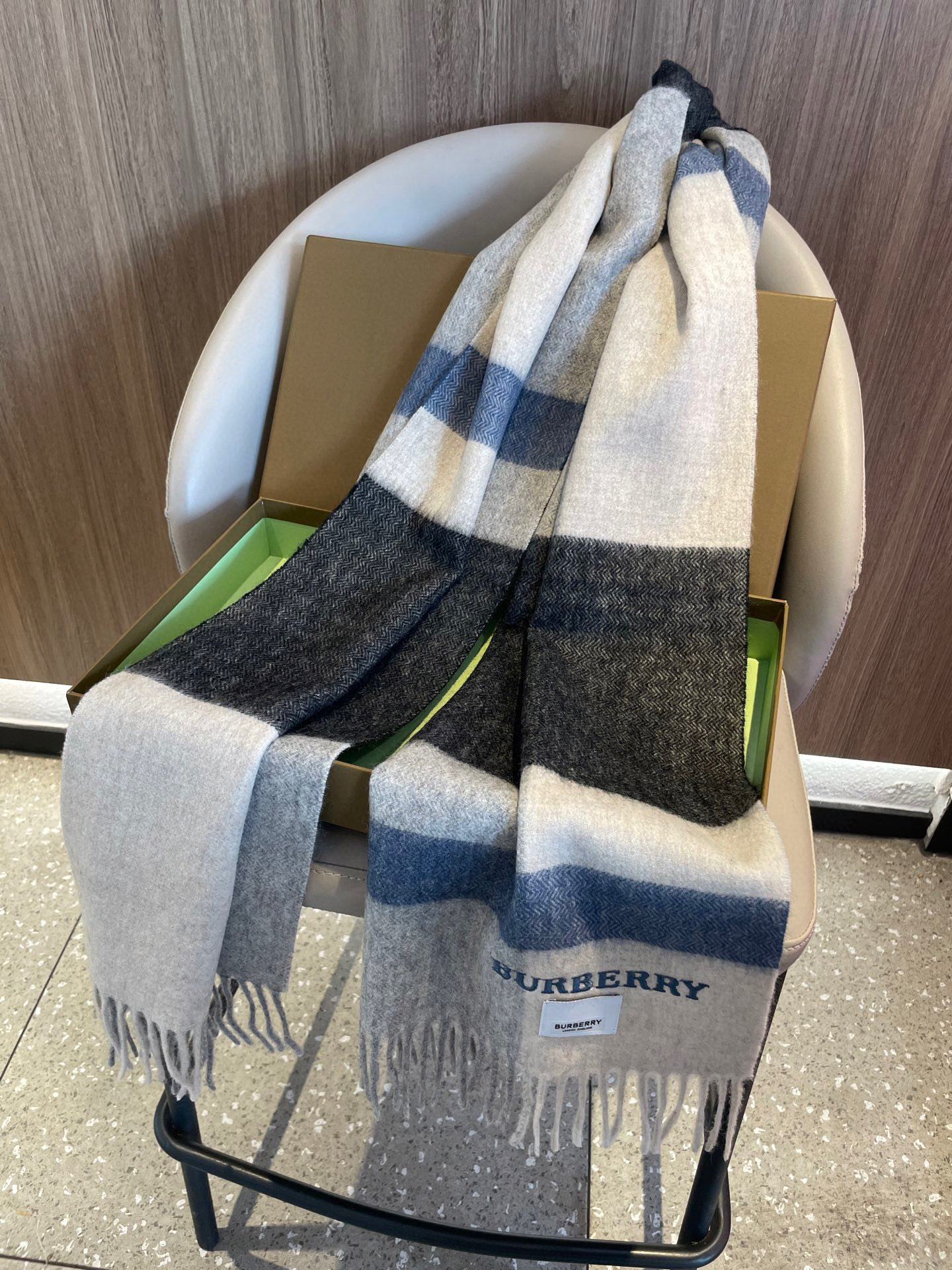 巴宝莉BURBERRY字母专柜款❗️ 顶级出口尾单刺绣👍货不多，下手一定要快，真心美的让人非常非常心动 