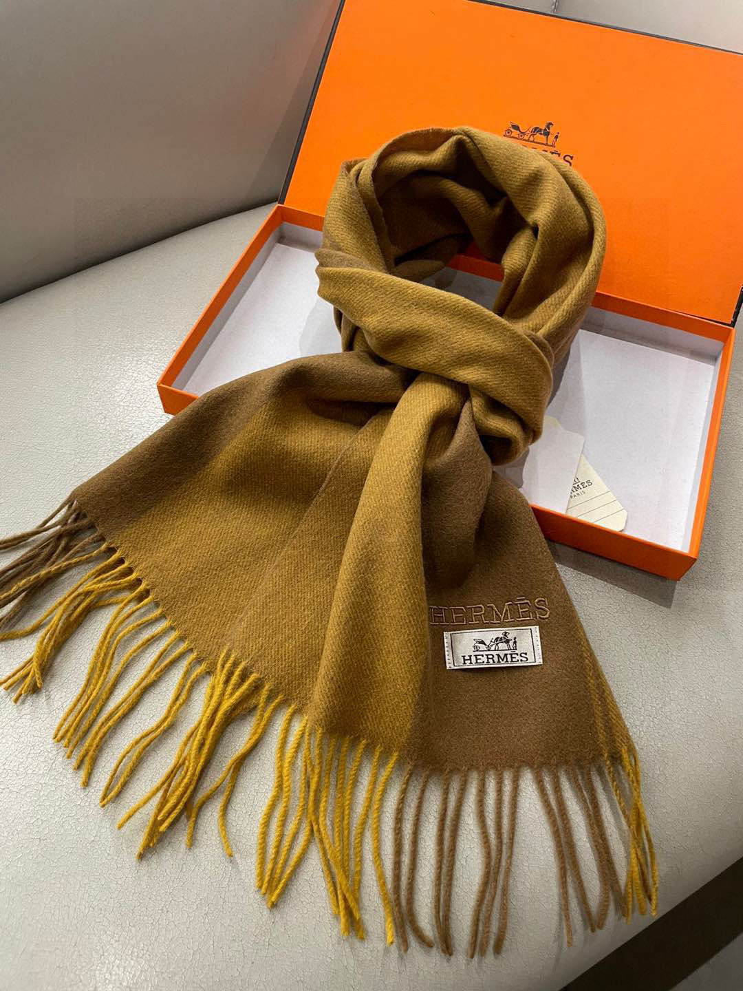 HERMFS【爱马仕】巴黎时装展采用蒙古高原细羊绒！手感满满地都是细腻的绒毛！这个价格绝对百分之百的实惠