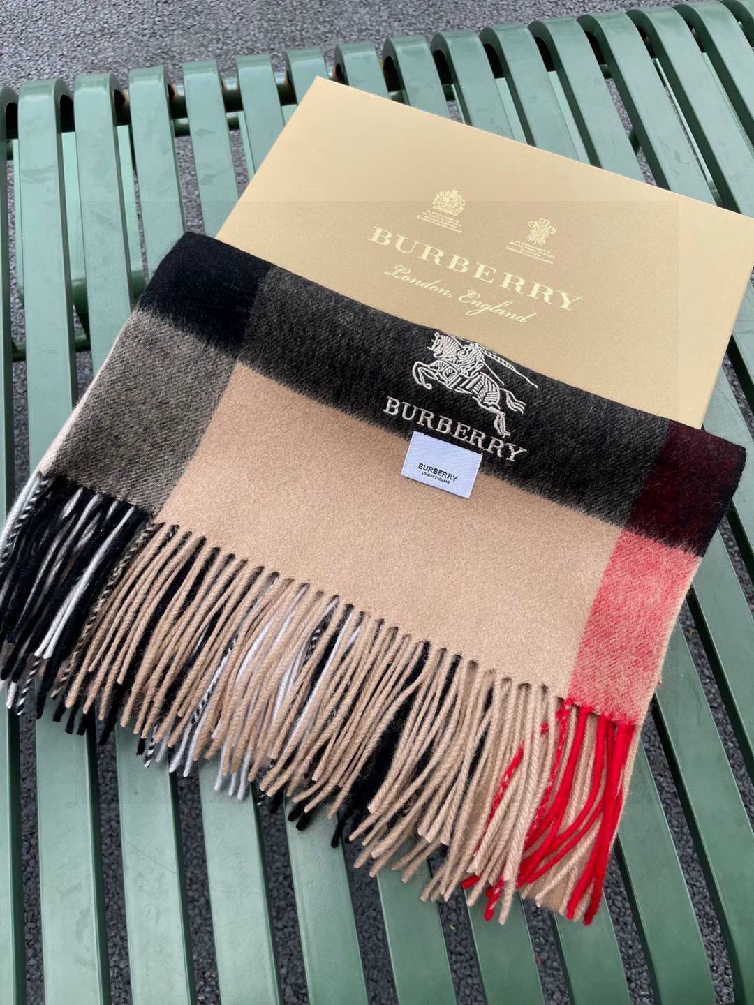 ☀️巴宝莉经典格子万年款，bbr战马刺绣🪡经典【大格披肩】品质手感好到不行‼️100%羊羔绒♨️高尖端产