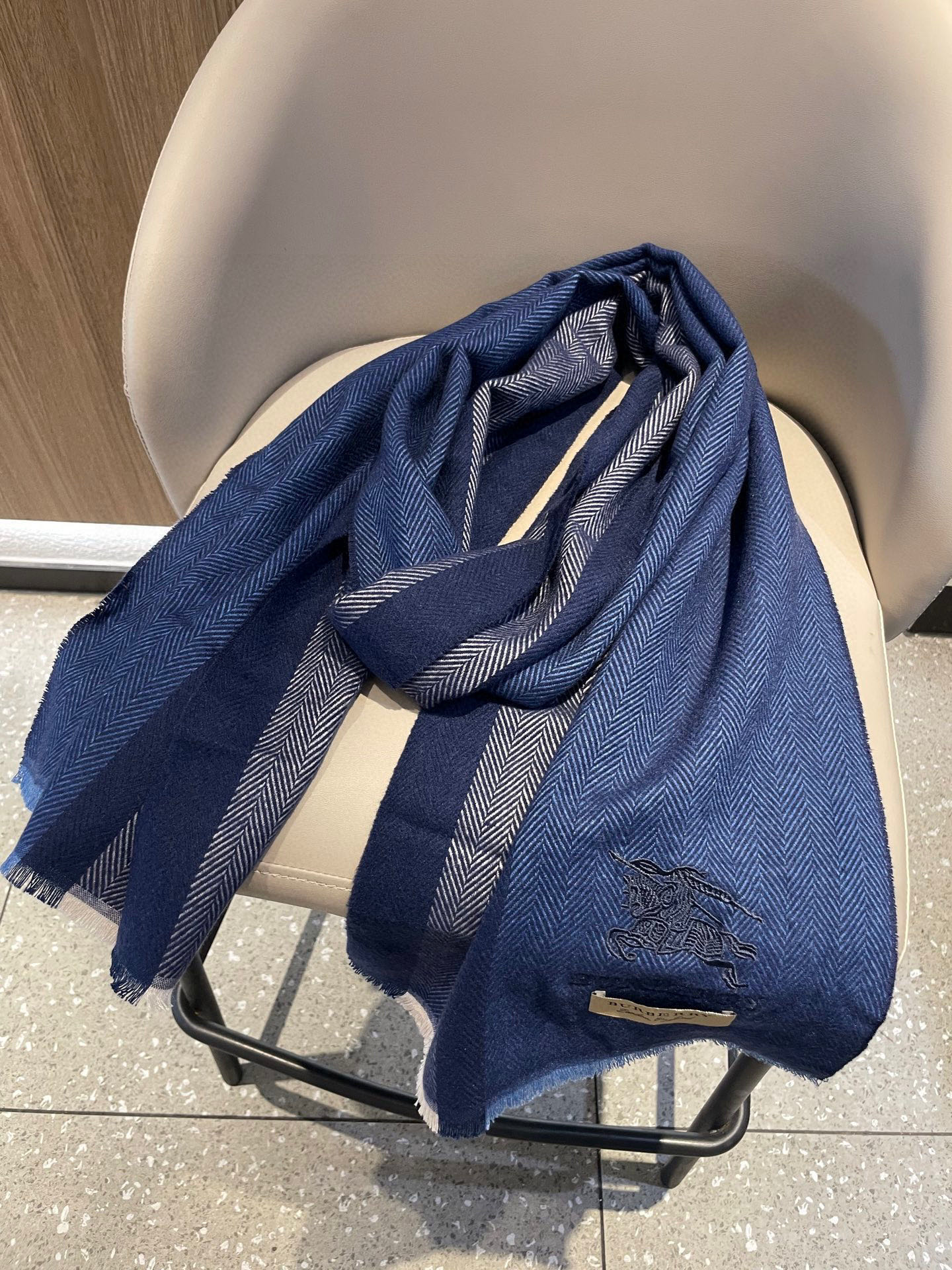 新款巴宝莉Bur羊绒男士精仿细腻围巾好看的要疯掉了，太有型太有魅力了！！！非常斯文时尚的秋冬单品！真的很