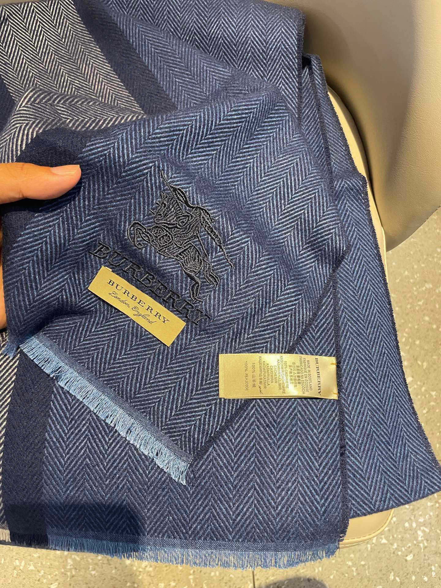 新款巴宝莉Bur羊绒男士精仿细腻围巾好看的要疯掉了，太有型太有魅力了！！！非常斯文时尚的秋冬单品！真的很