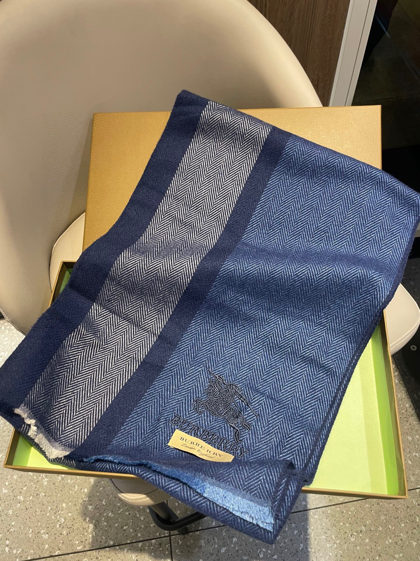 新款巴宝莉Bur羊绒男士精仿细腻围巾好看的要疯掉了，太有型太有魅力了！！！非常斯文时尚的秋冬单品！真的很