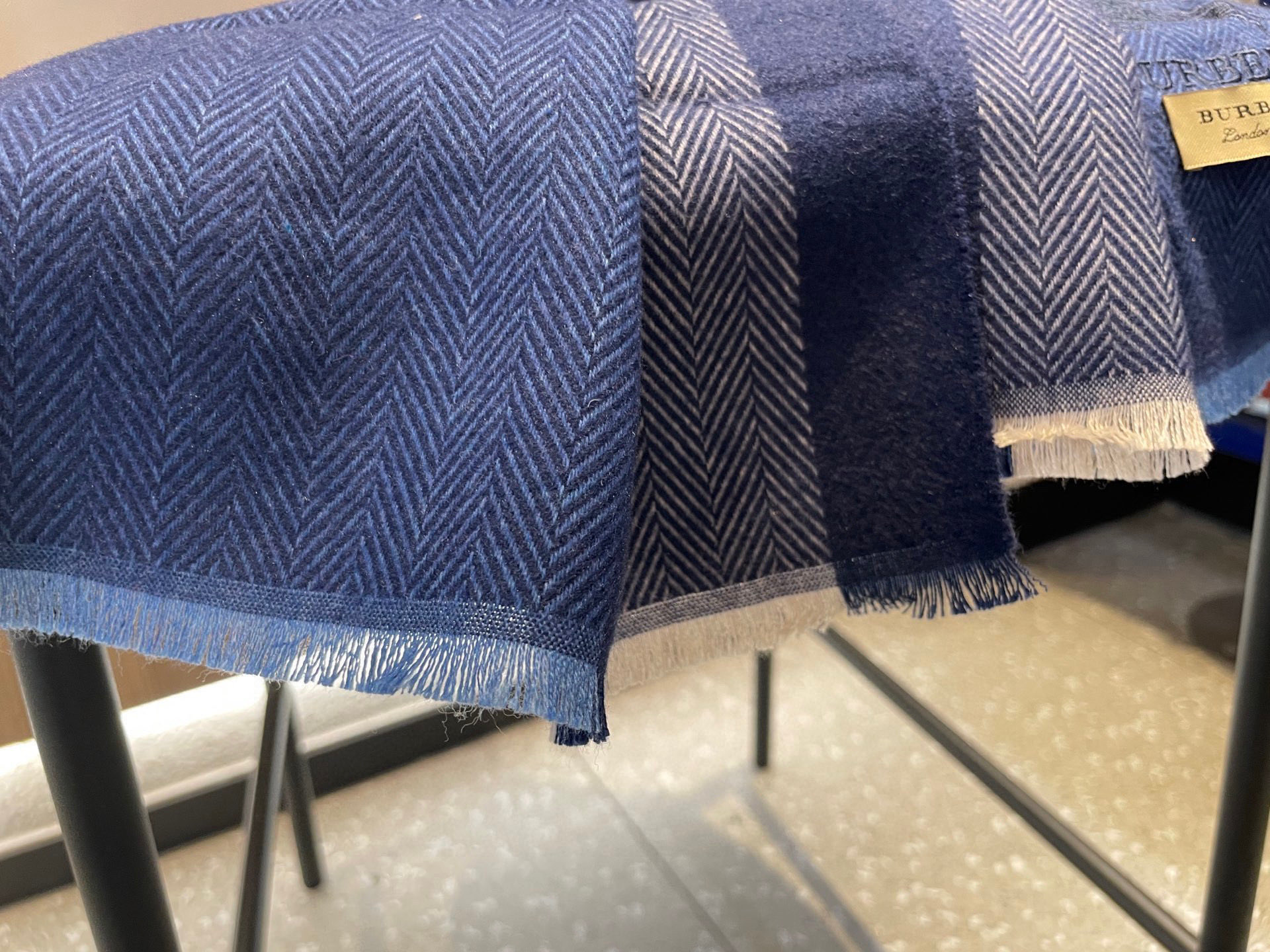 新款巴宝莉Bur羊绒男士精仿细腻围巾好看的要疯掉了，太有型太有魅力了！！！非常斯文时尚的秋冬单品！真的很