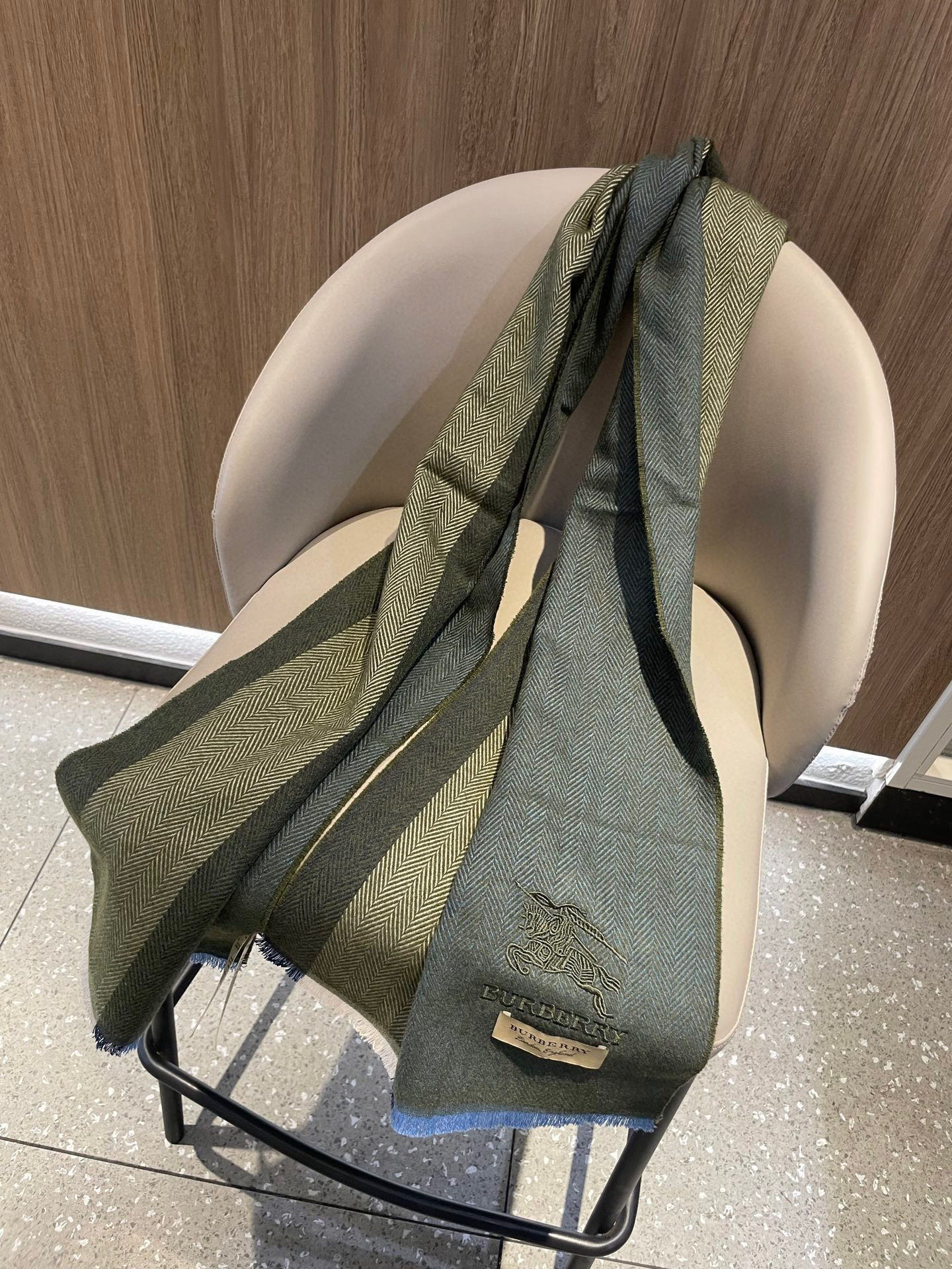 新款巴宝莉Bur羊绒男士精仿细腻围巾好看的要疯掉了，太有型太有魅力了！！！非常斯文时尚的秋冬单品！真的很