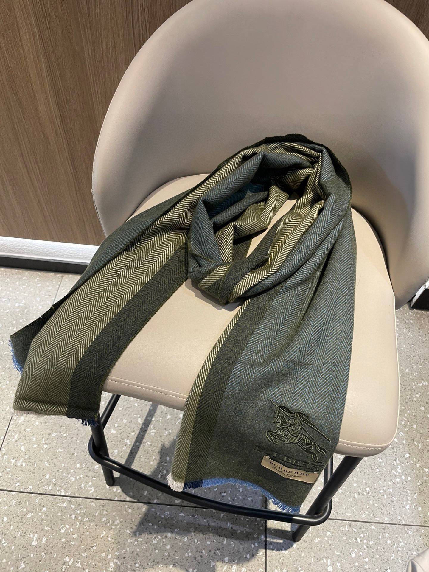 新款巴宝莉Bur羊绒男士精仿细腻围巾好看的要疯掉了，太有型太有魅力了！！！非常斯文时尚的秋冬单品！真的很