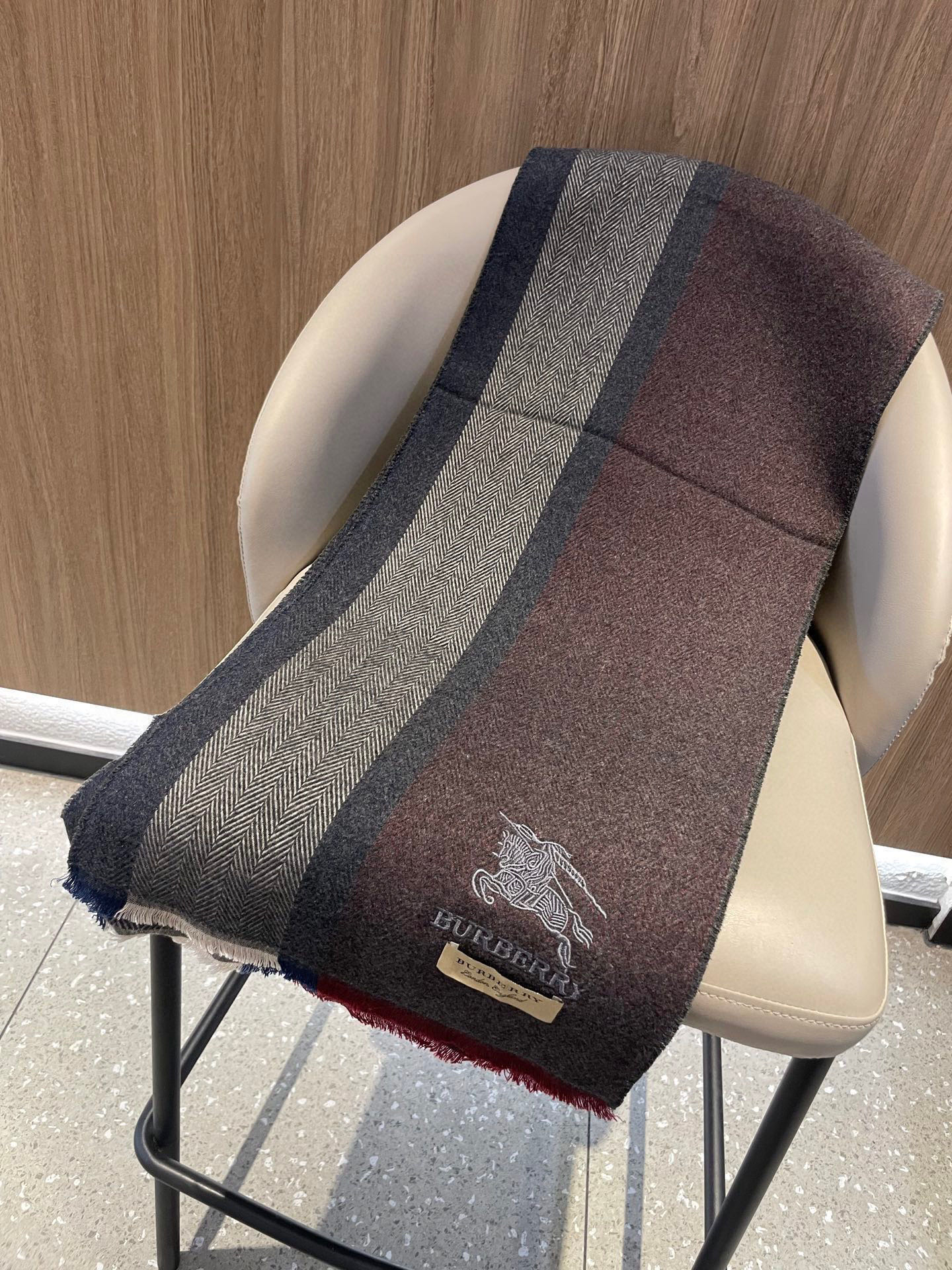 新款巴宝莉Bur羊绒男士精仿细腻围巾好看的要疯掉了，太有型太有魅力了！！！非常斯文时尚的秋冬单品！真的很