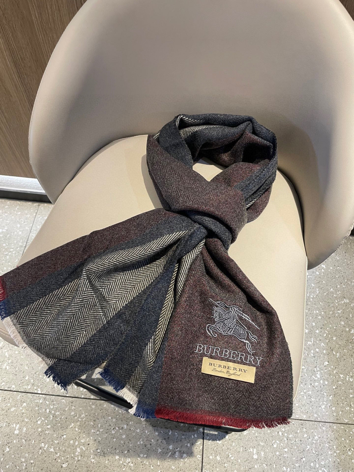 新款巴宝莉Bur羊绒男士精仿细腻围巾好看的要疯掉了，太有型太有魅力了！！！非常斯文时尚的秋冬单品！真的很