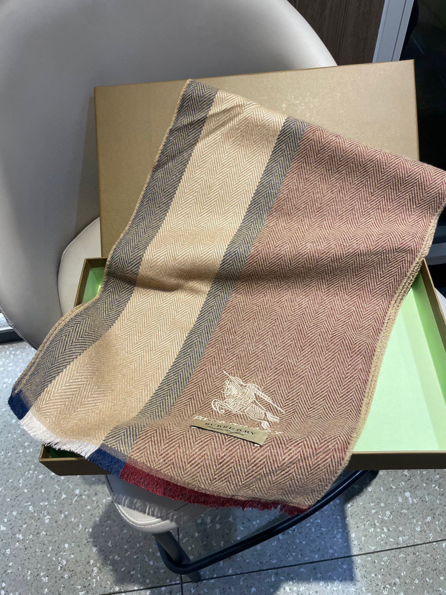 新款巴宝莉Bur羊绒男士精仿细腻围巾好看的要疯掉了，太有型太有魅力了！！！非常斯文时尚的秋冬单品！真的很