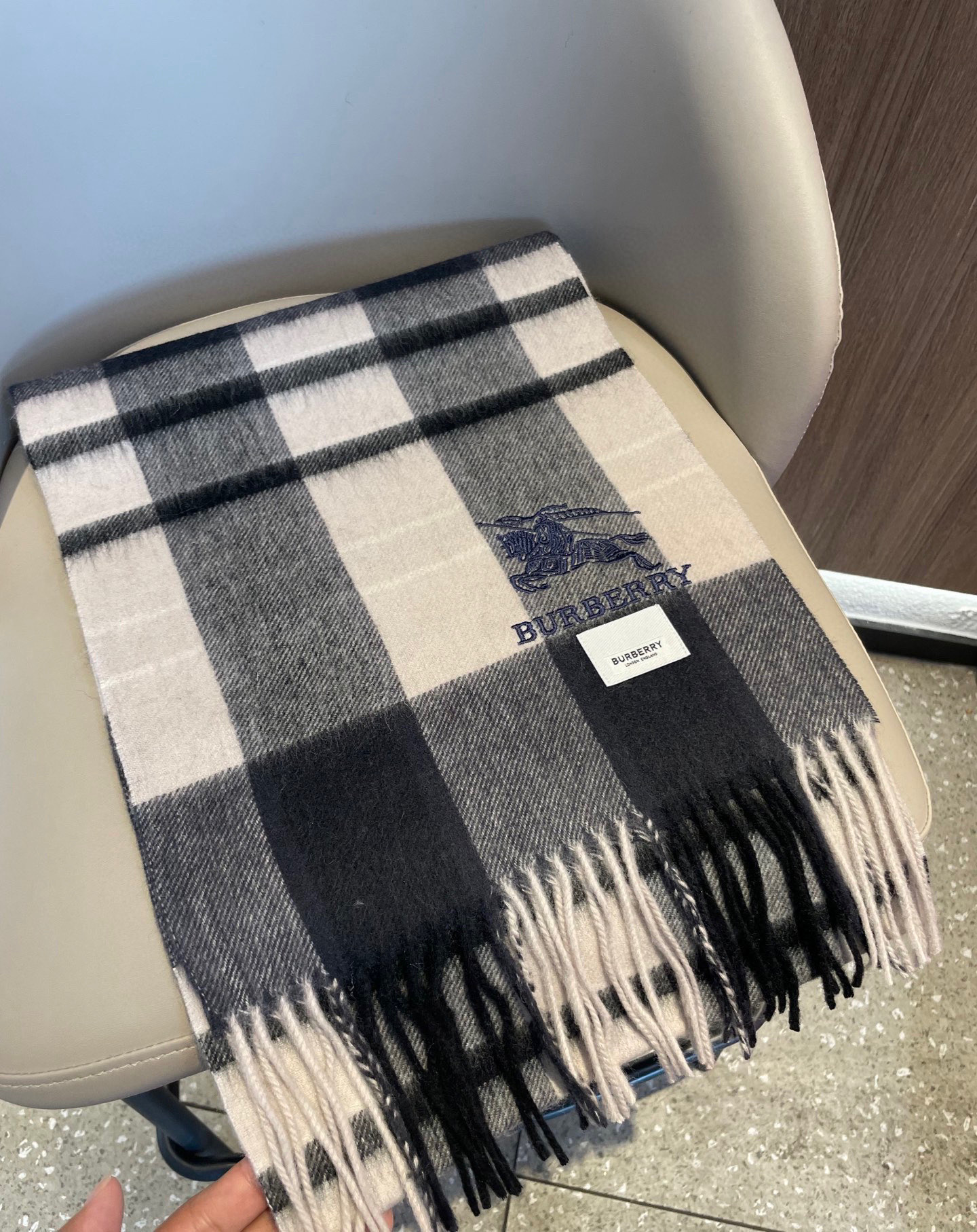 新款巴宝莉男士格子高级货❗️ 顶级出口尾单战马刺绣👍货不多，下手一定要快，真心美的让人非常非常心动 上身