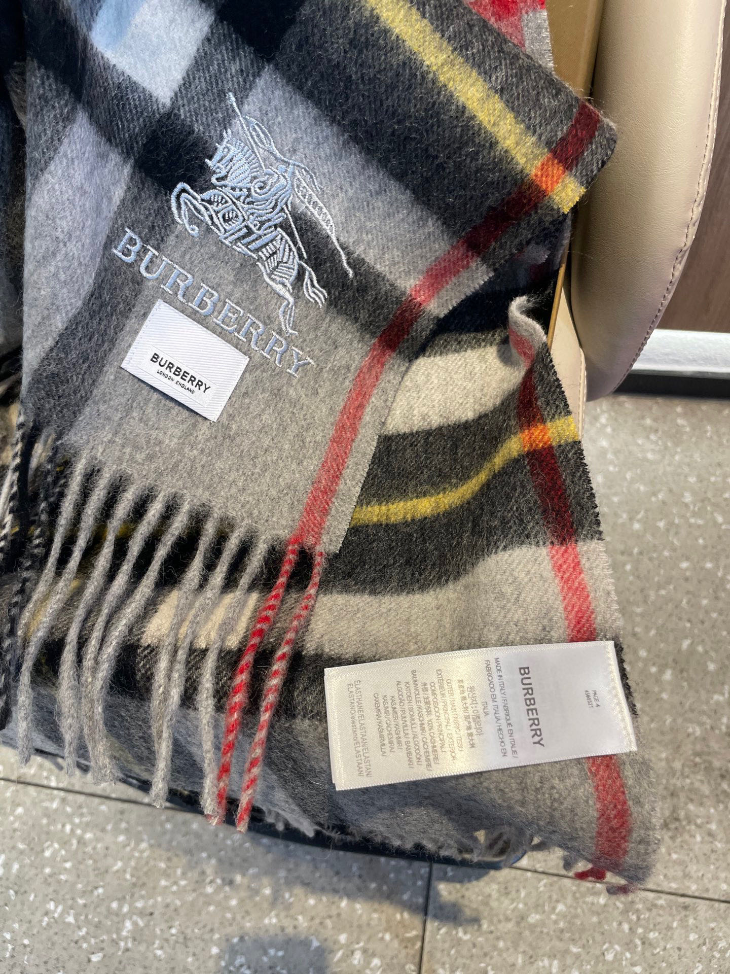 新款巴宝莉男士格子高级货❗️ 顶级出口尾单战马刺绣👍货不多，下手一定要快，真心美的让人非常非常心动 上身