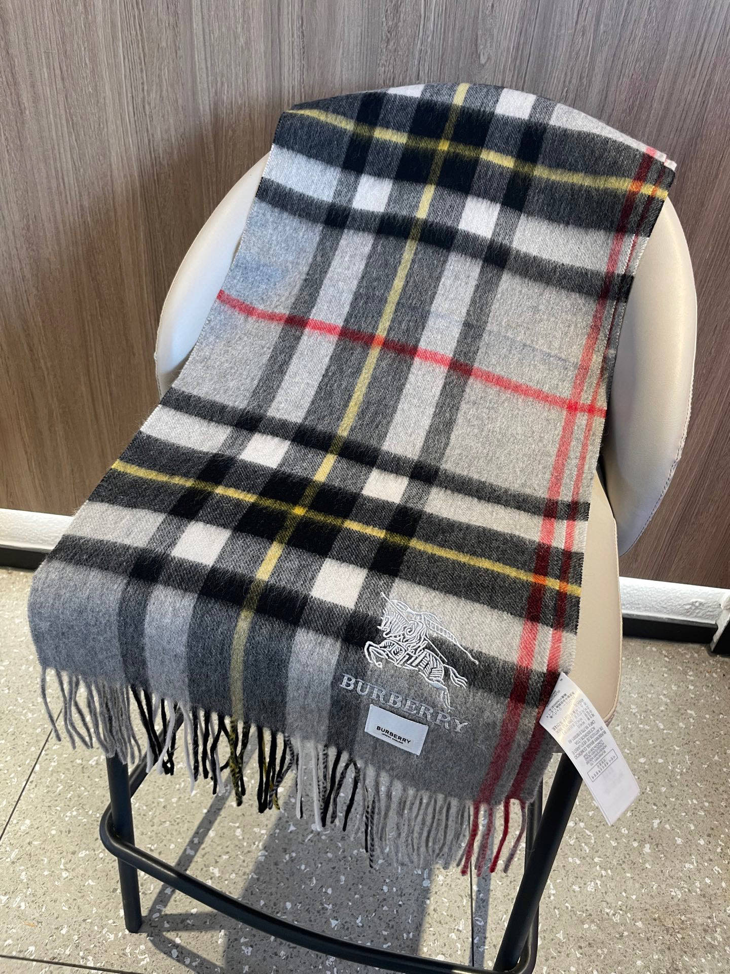 新款巴宝莉男士格子高级货❗️ 顶级出口尾单战马刺绣👍货不多，下手一定要快，真心美的让人非常非常心动 上身