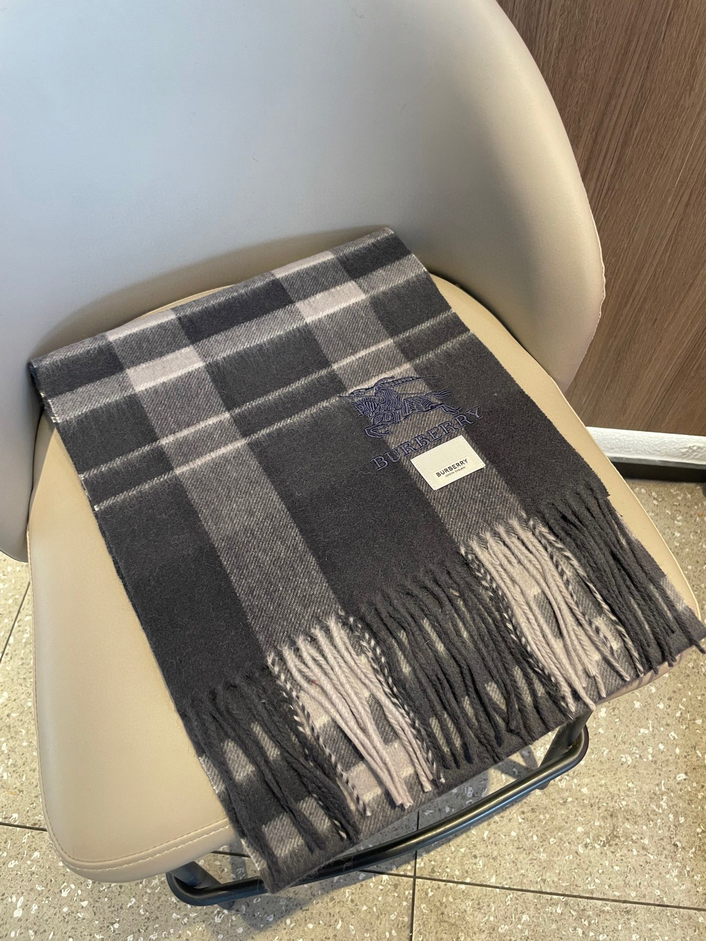 新款巴宝莉男士格子高级货❗️ 顶级出口尾单战马刺绣👍货不多，下手一定要快，真心美的让人非常非常心动 上身