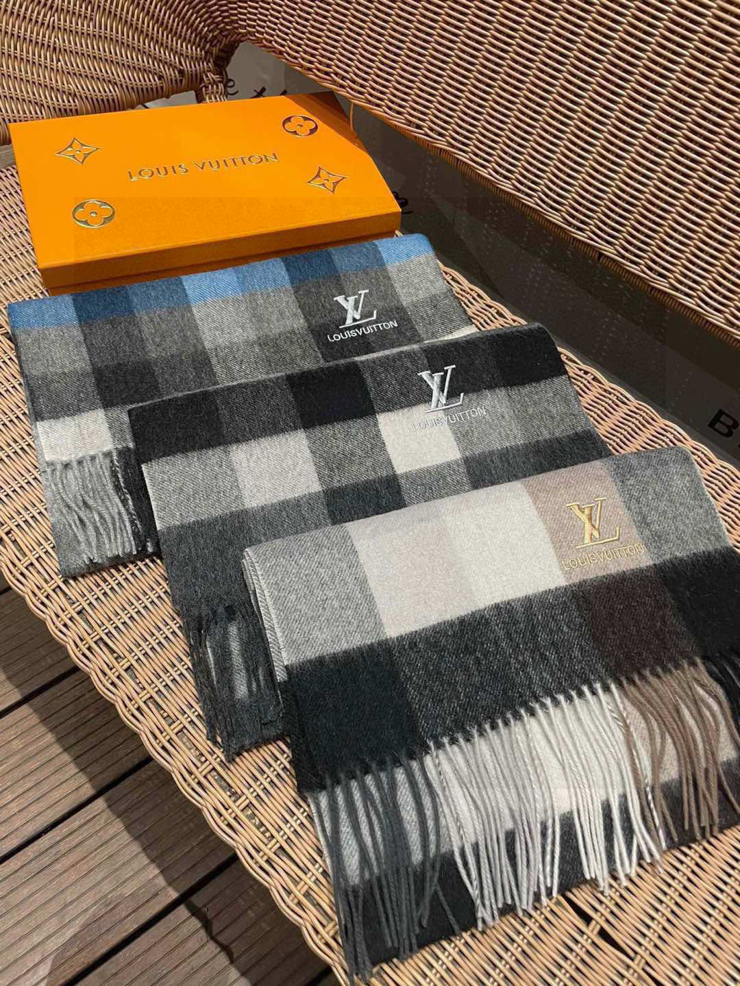 新款路易威登LV❗️羊绒方格子好看的要疯掉了👍太有型太有魅力了！！！非常斯文时尚的秋冬单品！真的很喜欢，