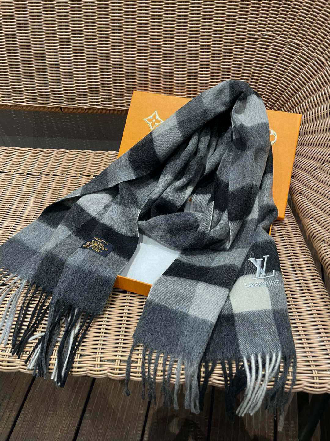 新款路易威登LV❗️羊绒方格子好看的要疯掉了👍太有型太有魅力了！！！非常斯文时尚的秋冬单品！真的很喜欢，