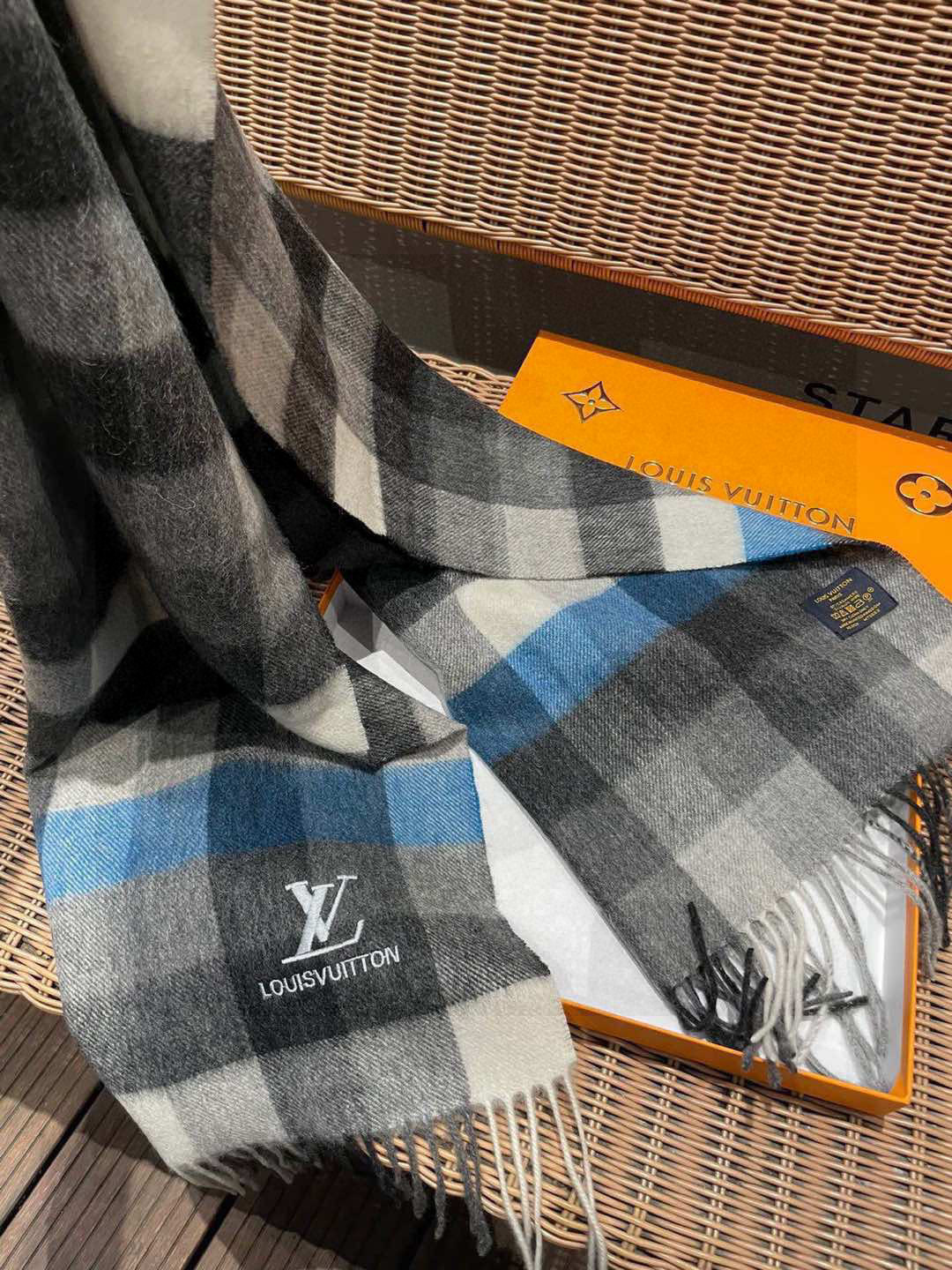 新款路易威登LV❗️羊绒方格子好看的要疯掉了👍太有型太有魅力了！！！非常斯文时尚的秋冬单品！真的很喜欢，