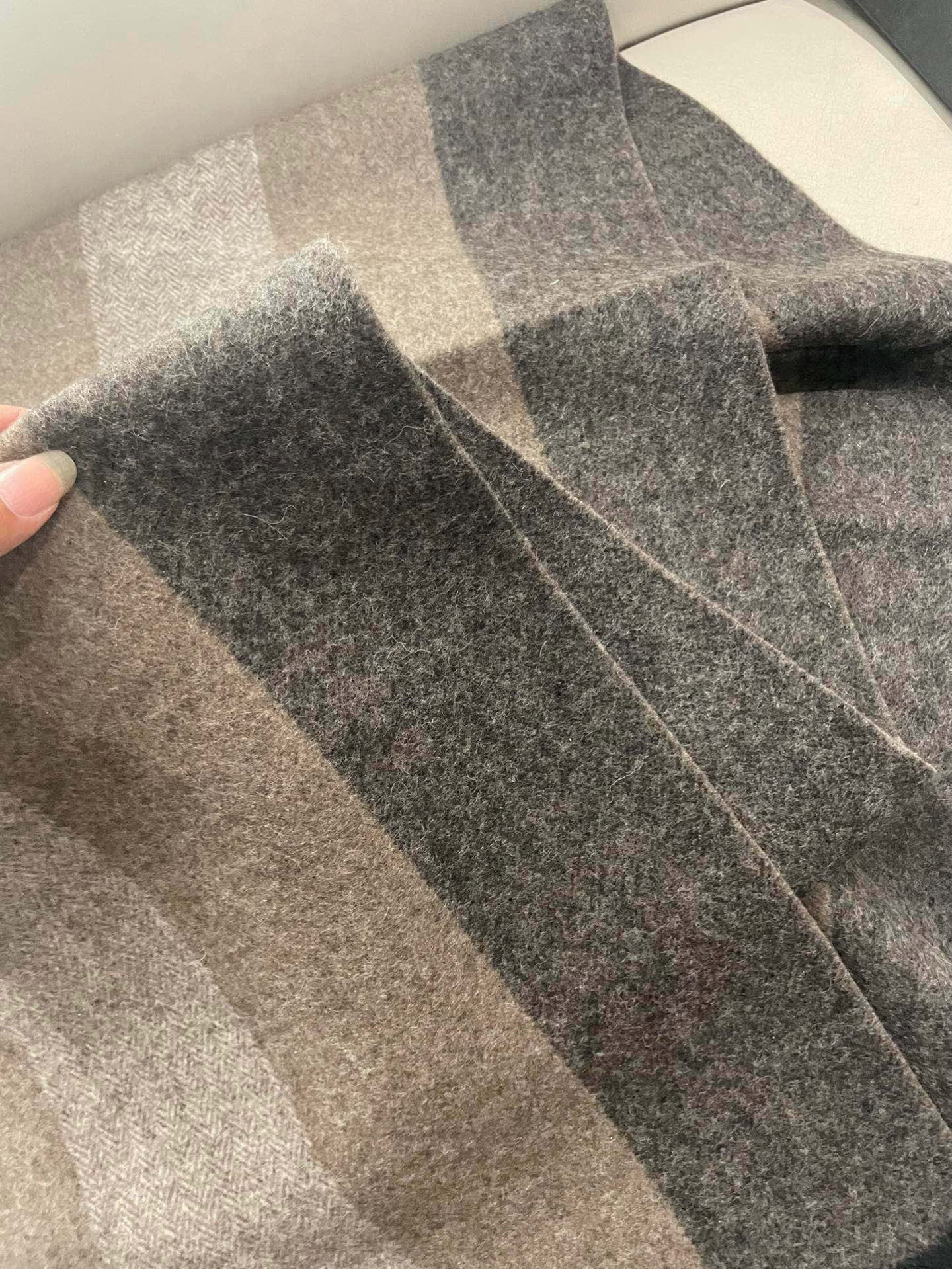 男款阿玛尼（Arman）小披肩且买且珍惜~~男款真的很少，一年也就出几款，都是出口订单所以比较难遇。男人