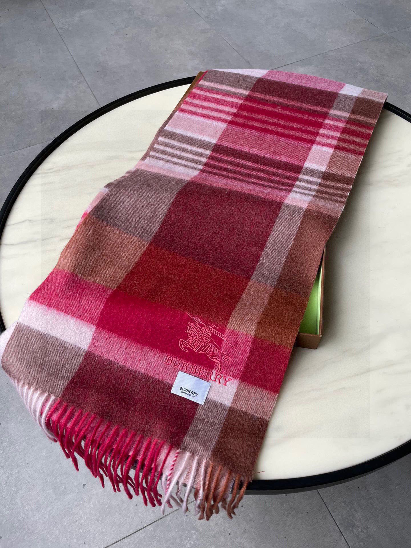 🐂牛货，巴宝莉男士女士（格纹战马刺绣）围巾，款式魅力，是经典大方‼面料采用的是客供的羔绒，细腻柔软度都非