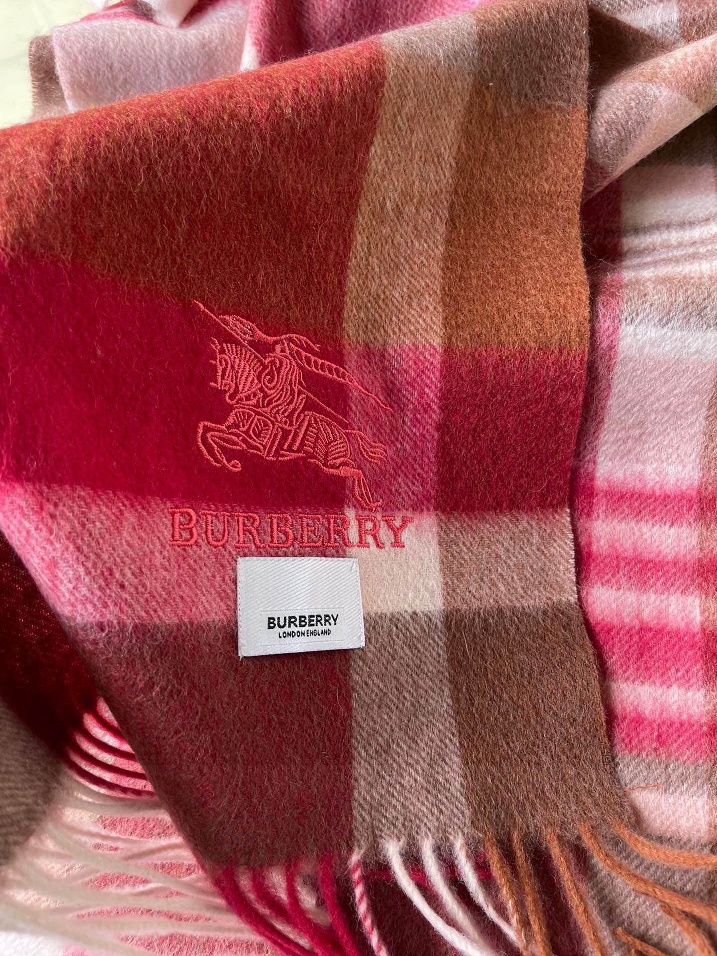 🐂牛货，巴宝莉男士女士（格纹战马刺绣）围巾，款式魅力，是经典大方‼面料采用的是客供的羔绒，细腻柔软度都非