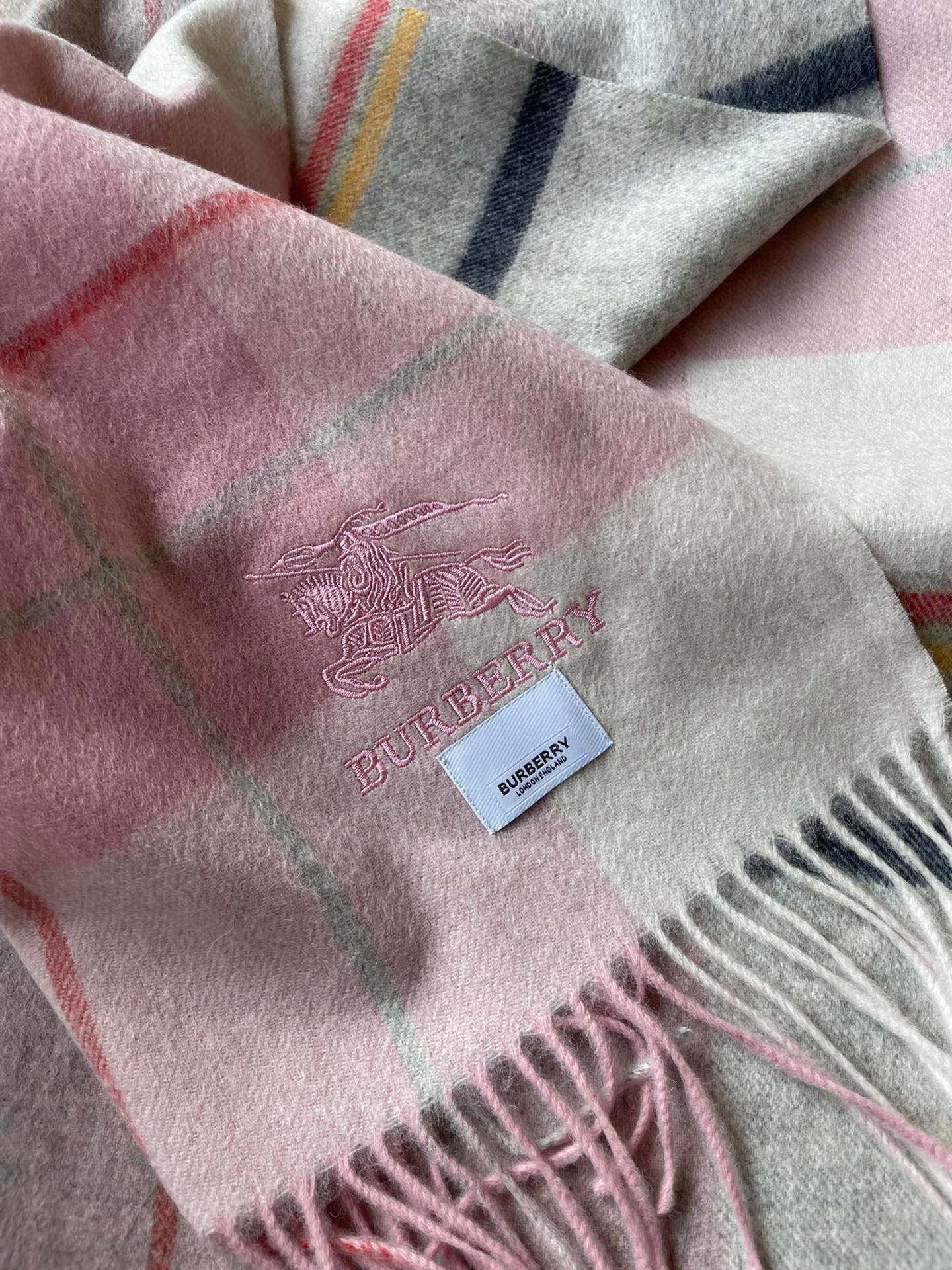 🐂牛货，巴宝莉男士女士（格纹战马刺绣）围巾，款式魅力，是经典大方‼面料采用的是客供的羔绒，细腻柔软度都非