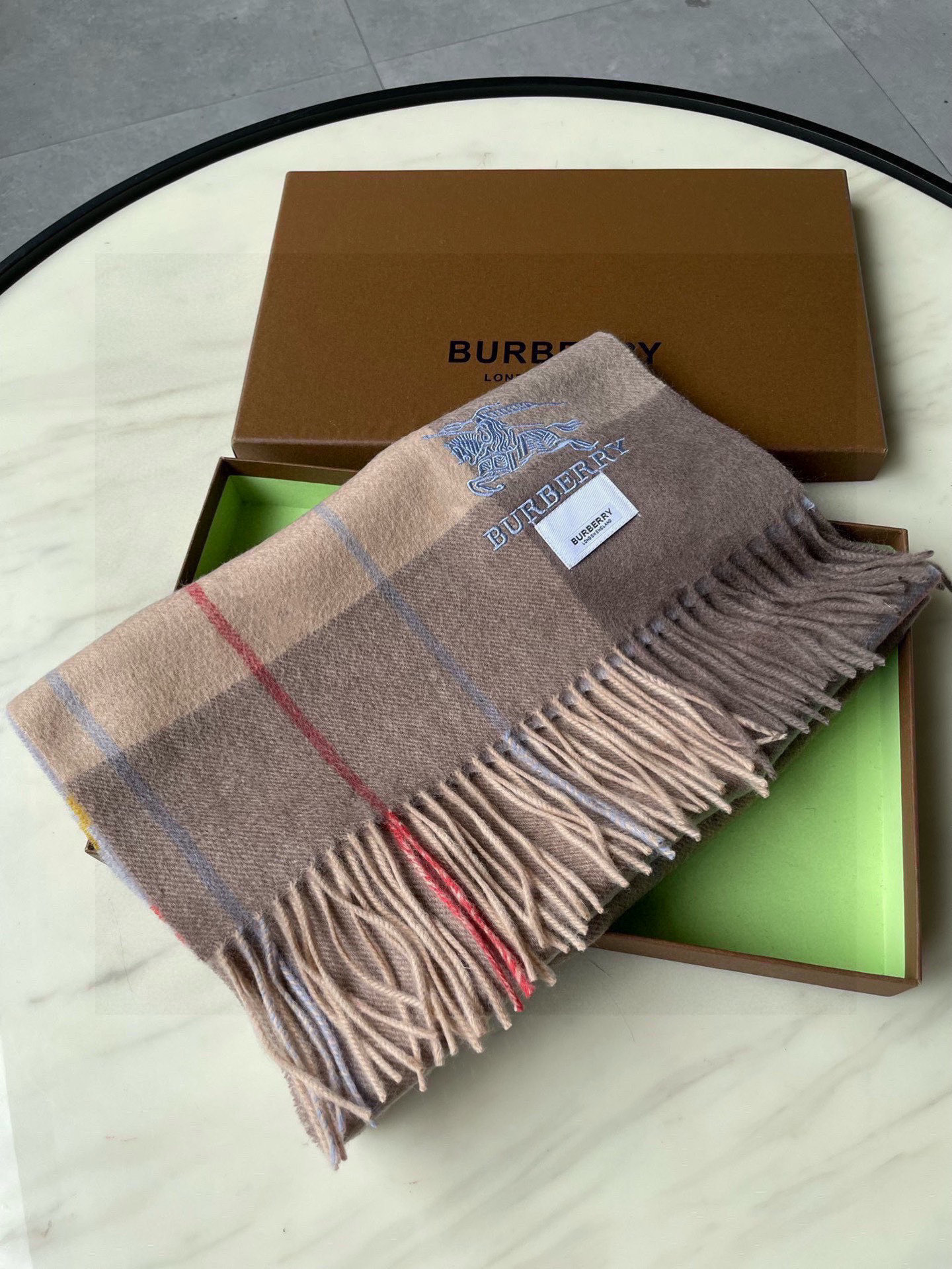 🐂牛货，巴宝莉男士女士（格纹战马刺绣）围巾，款式魅力，是经典大方‼面料采用的是客供的羔绒，细腻柔软度都非