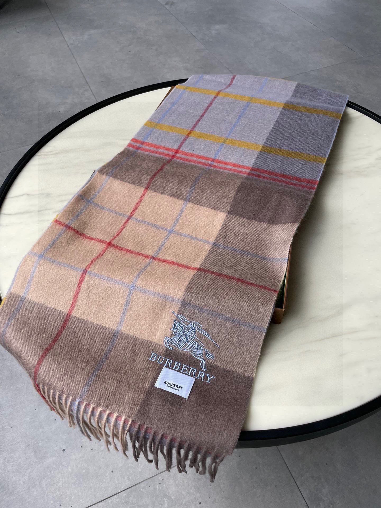 🐂牛货，巴宝莉男士女士（格纹战马刺绣）围巾，款式魅力，是经典大方‼面料采用的是客供的羔绒，细腻柔软度都非