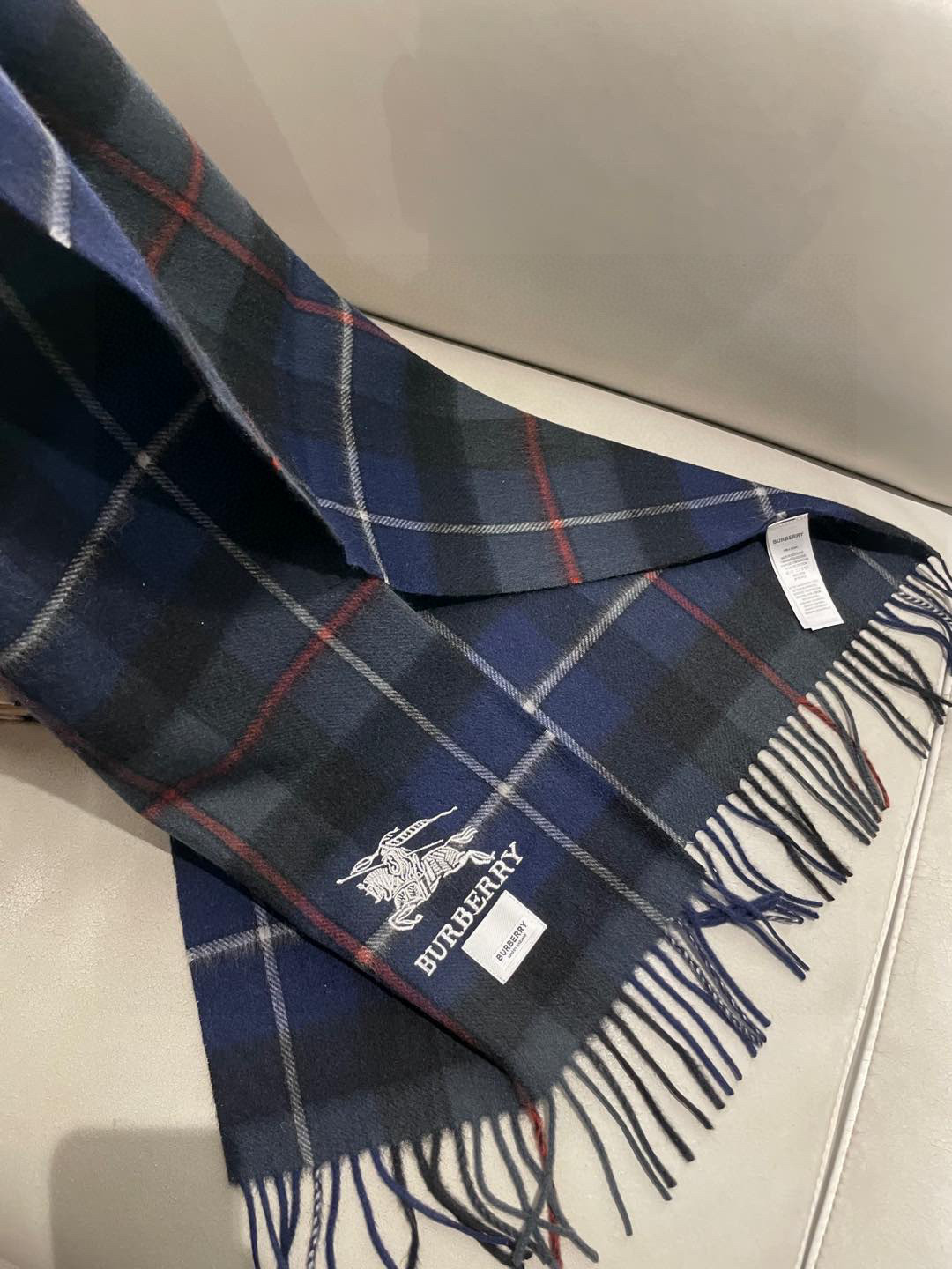 新款巴宝莉高品质进口羊绒围巾 惊爆上架 海外专柜最新男士女士情侣 羊绒围巾国内专柜都没上架 从款式到面料