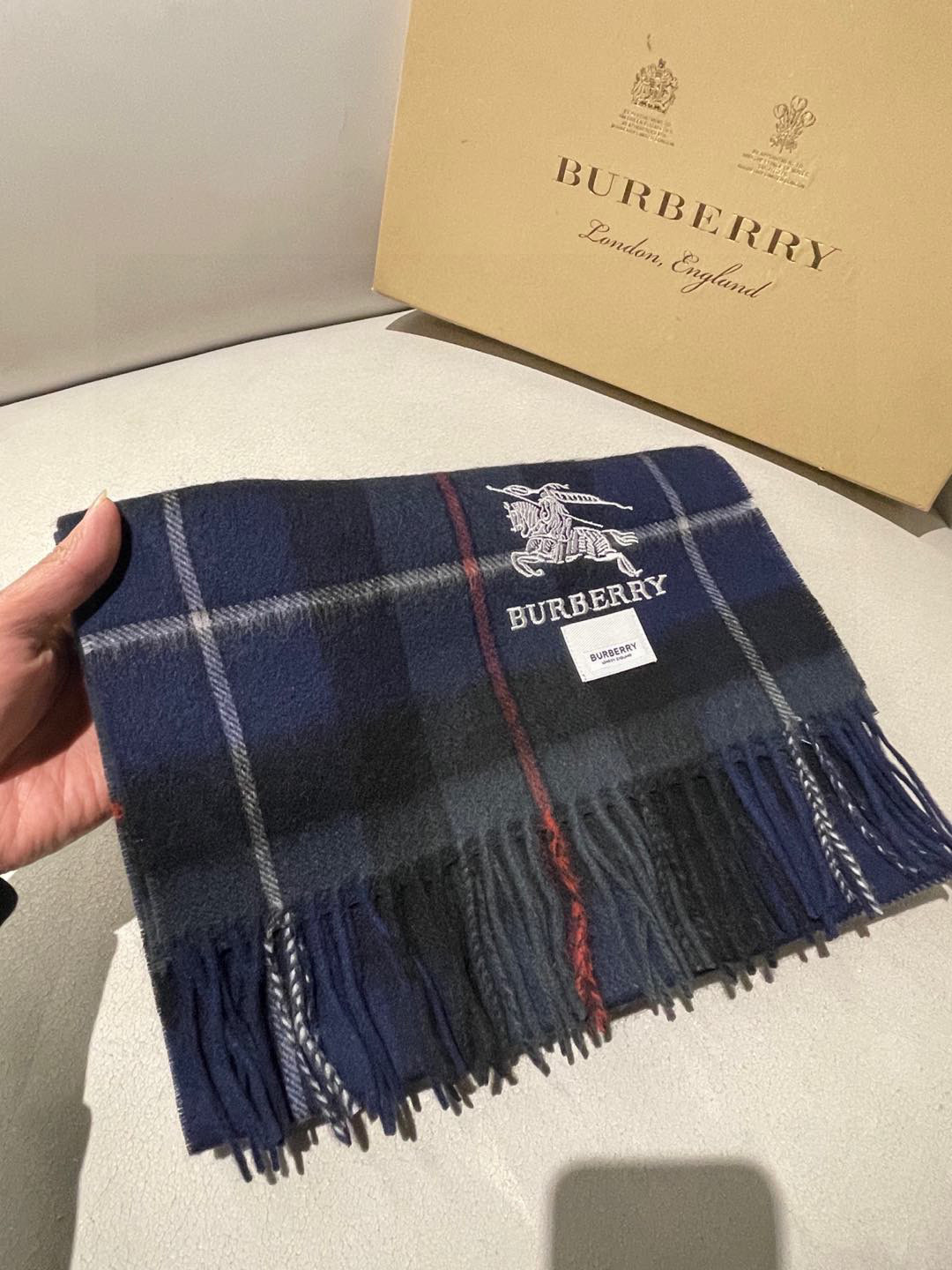 新款巴宝莉高品质进口羊绒围巾 惊爆上架 海外专柜最新男士女士情侣 羊绒围巾国内专柜都没上架 从款式到面料