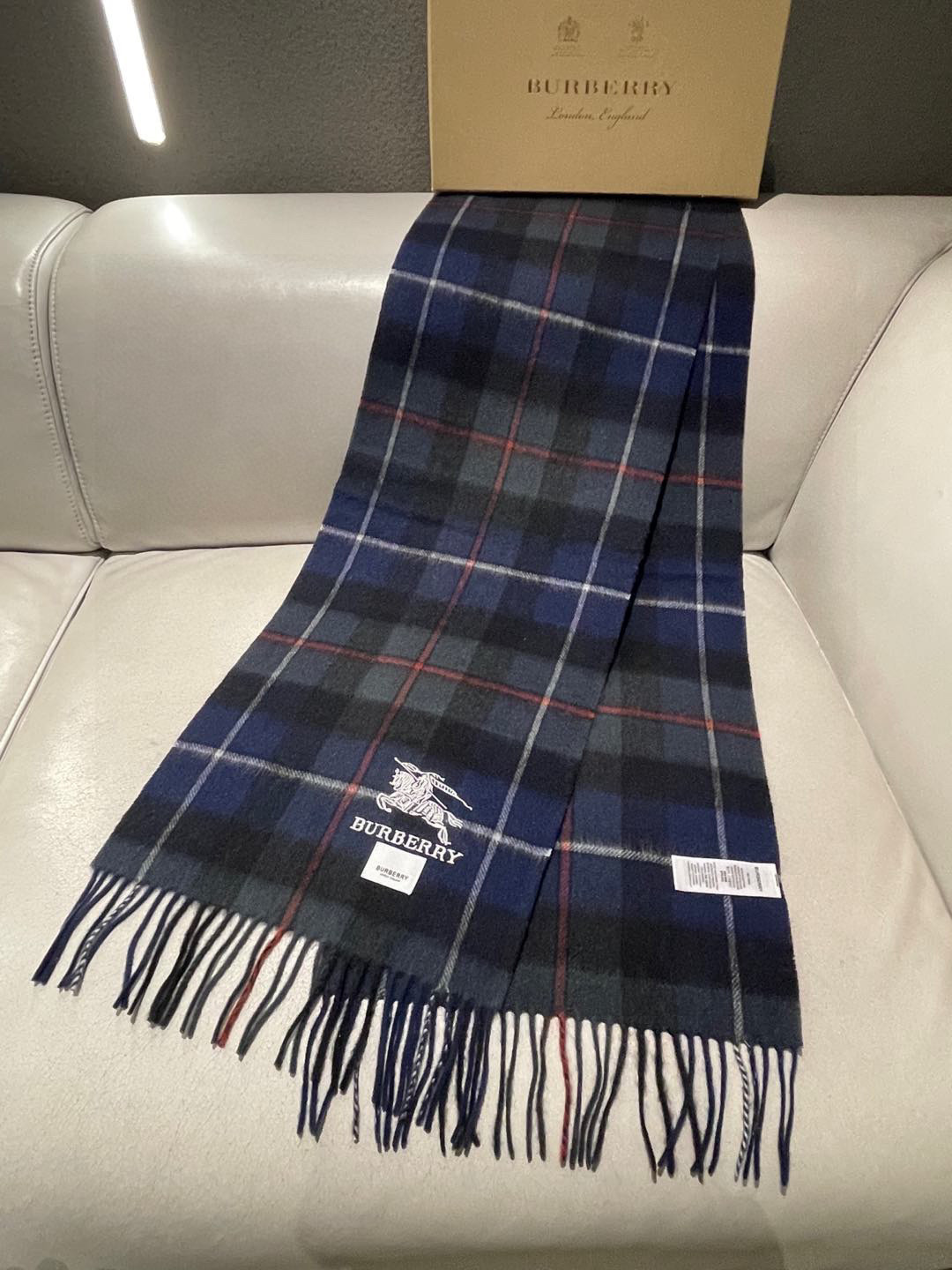 新款巴宝莉高品质进口羊绒围巾 惊爆上架 海外专柜最新男士女士情侣 羊绒围巾国内专柜都没上架 从款式到面料