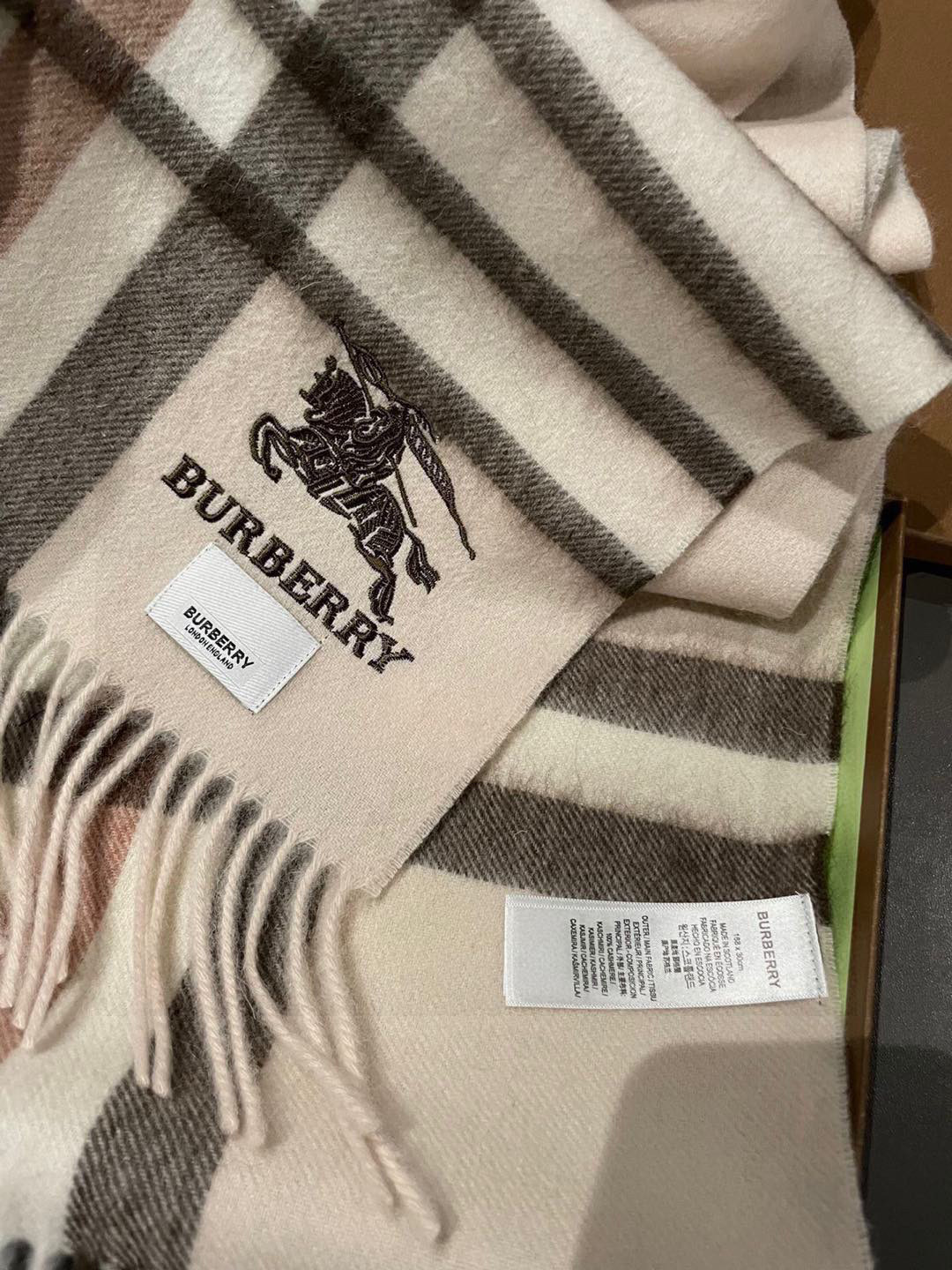 新款巴宝莉高品质进口羊绒围巾 惊爆上架 海外专柜最新男士女士情侣 羊绒围巾国内专柜都没上架 从款式到面料