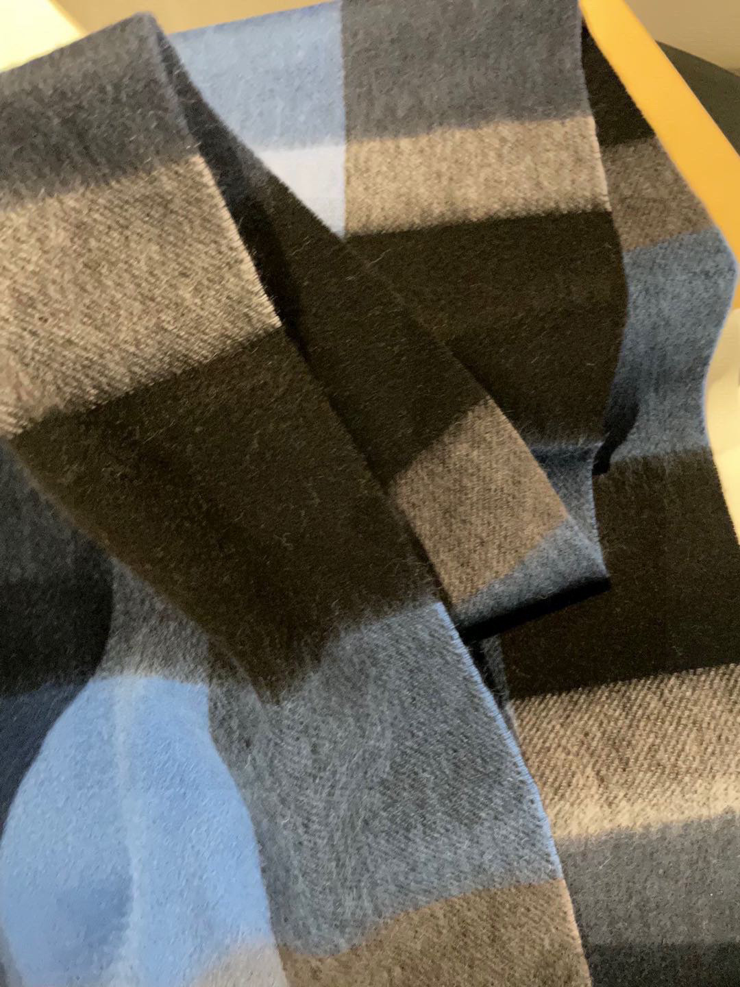 新款巴宝莉高品质进口羊绒围巾 惊爆上架 海外专柜最新男士女士情侣 羊绒围巾国内专柜都没上架 从款式到面料