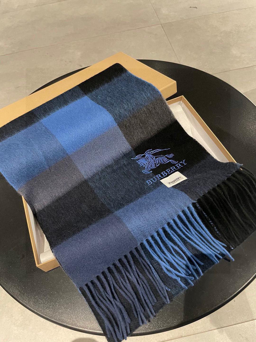 新款巴宝莉高品质进口羊绒围巾 惊爆上架 海外专柜最新男士女士情侣 羊绒围巾国内专柜都没上架 从款式到面料