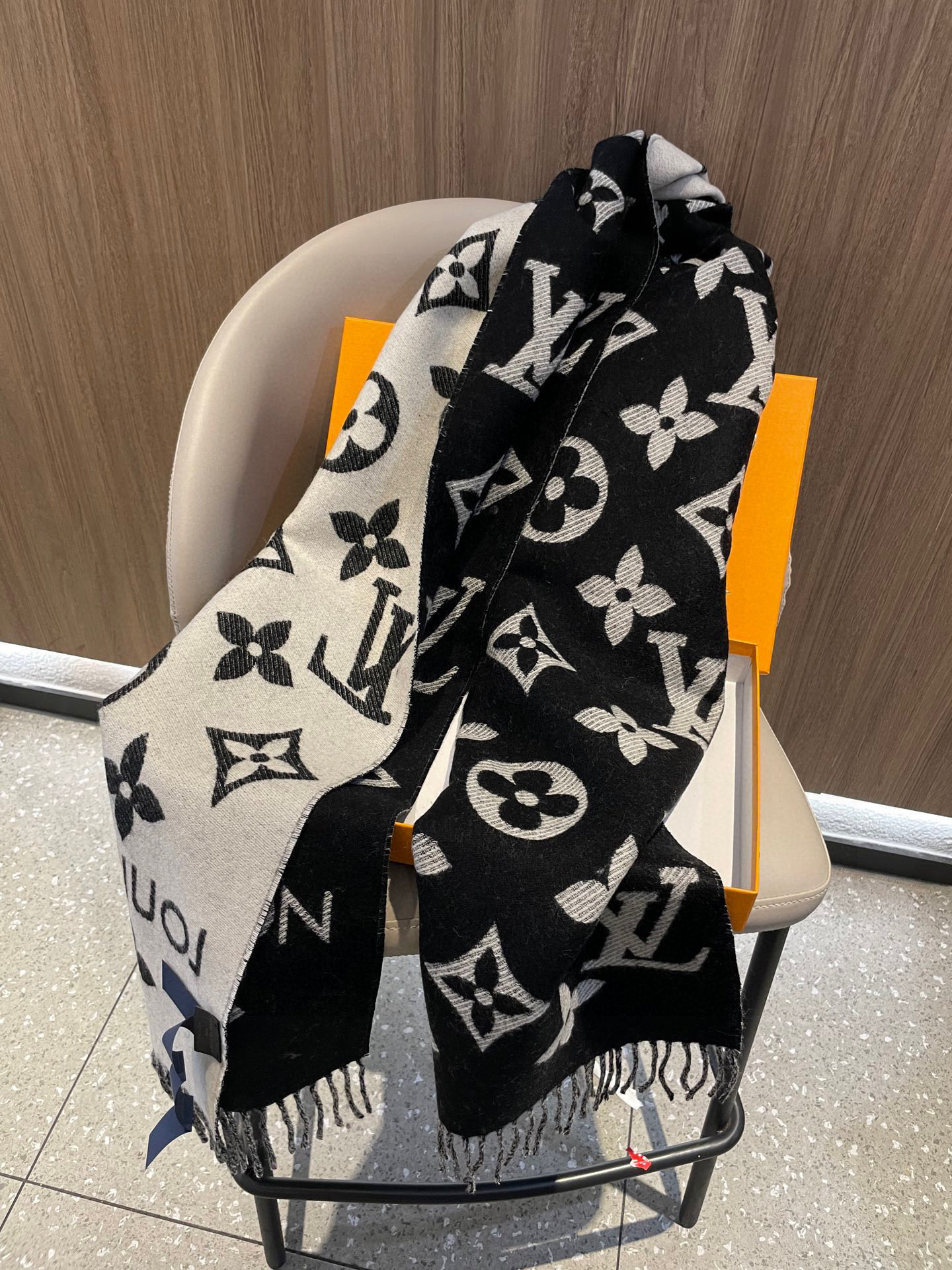 终于出货啦，今年热度最高的嫩粉拼白围巾本款LVEssential围巾聚焦大元素，以Monogram图案和