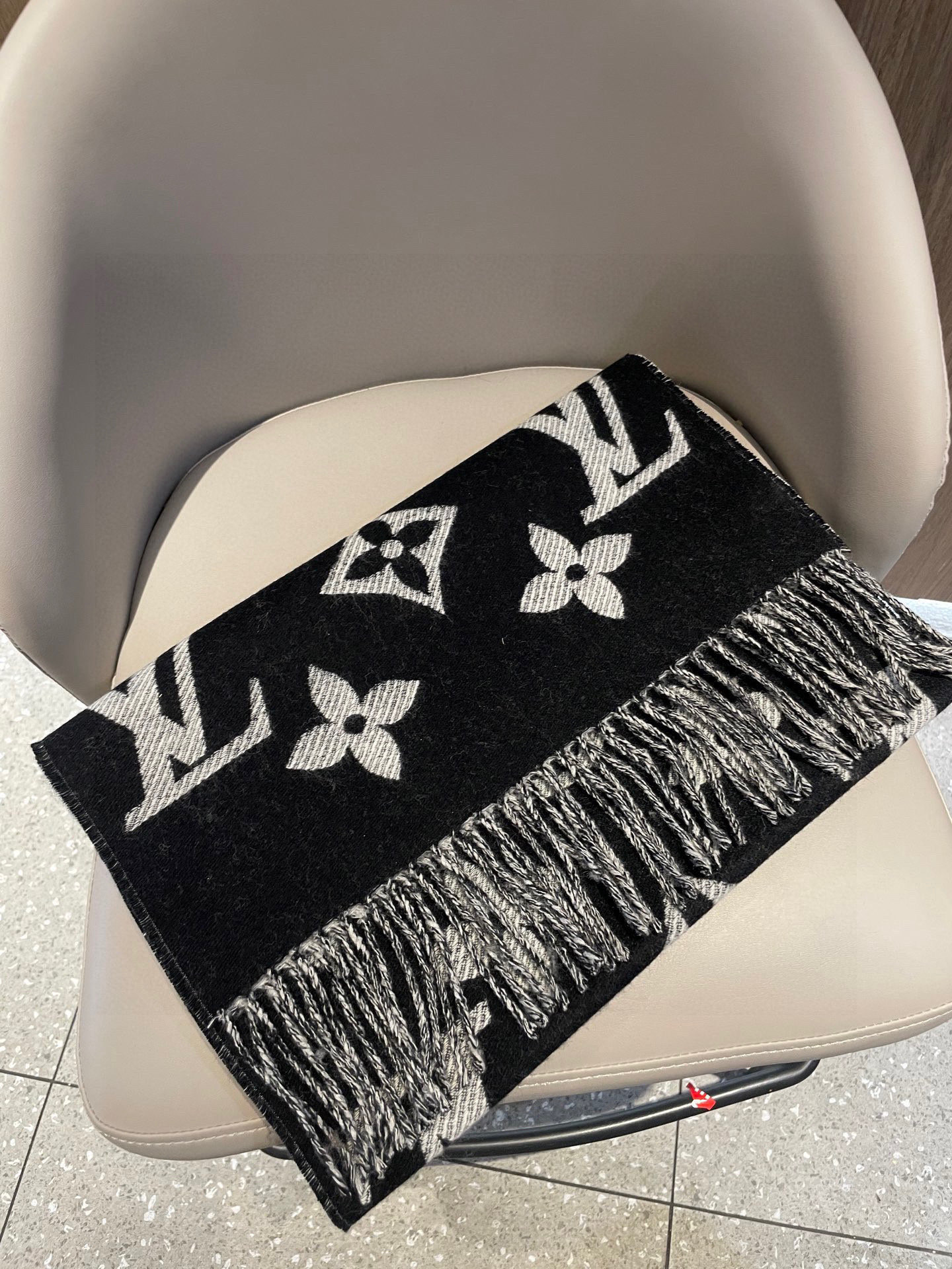 终于出货啦，今年热度最高的嫩粉拼白围巾本款LVEssential围巾聚焦大元素，以Monogram图案和