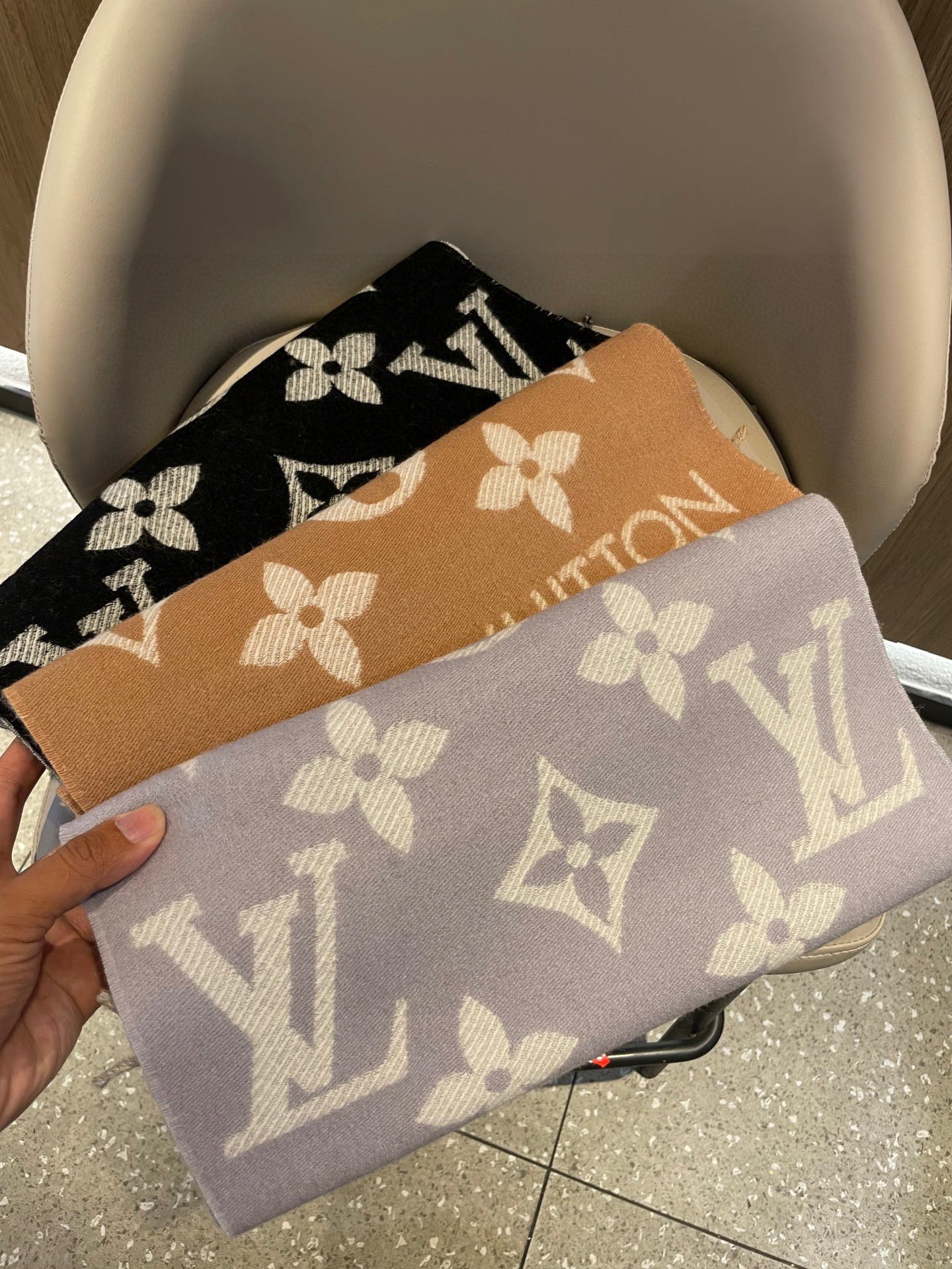 终于出货啦，今年热度最高的嫩粉拼白围巾本款LVEssential围巾聚焦大元素，以Monogram图案和