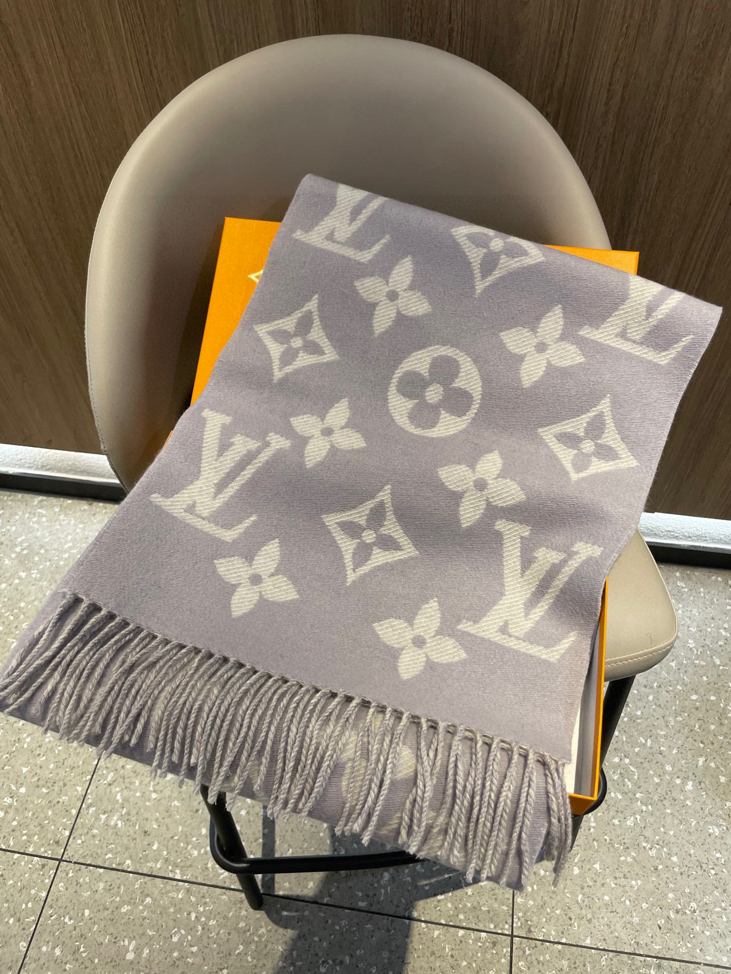 终于出货啦，今年热度最高的嫩粉拼白围巾本款LVEssential围巾聚焦大元素，以Monogram图案和