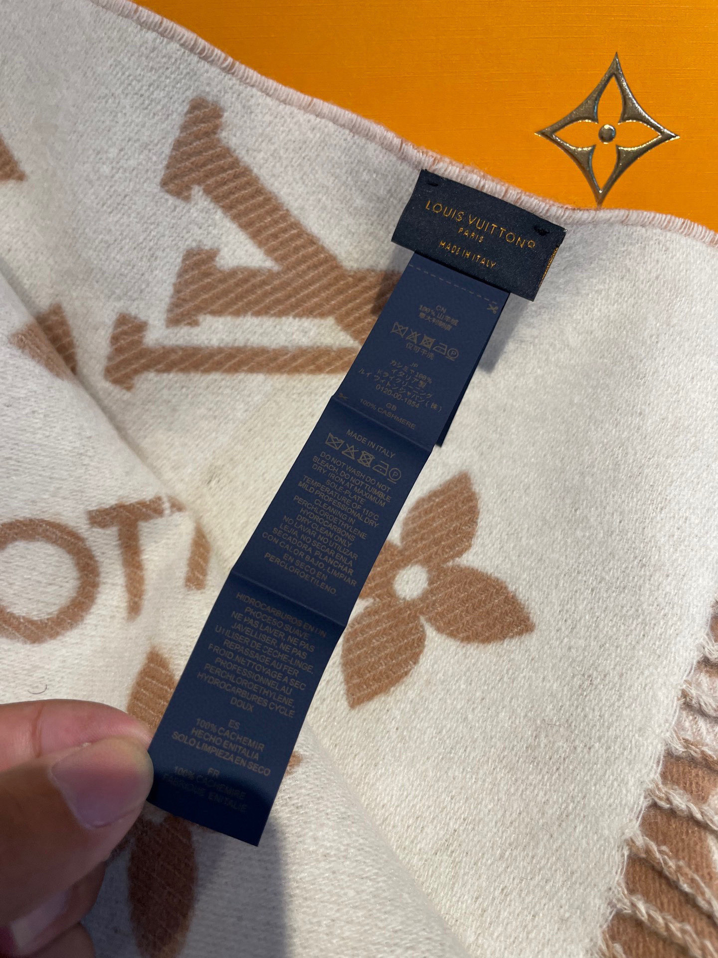 终于出货啦，今年热度最高的嫩粉拼白围巾本款LVEssential围巾聚焦大元素，以Monogram图案和