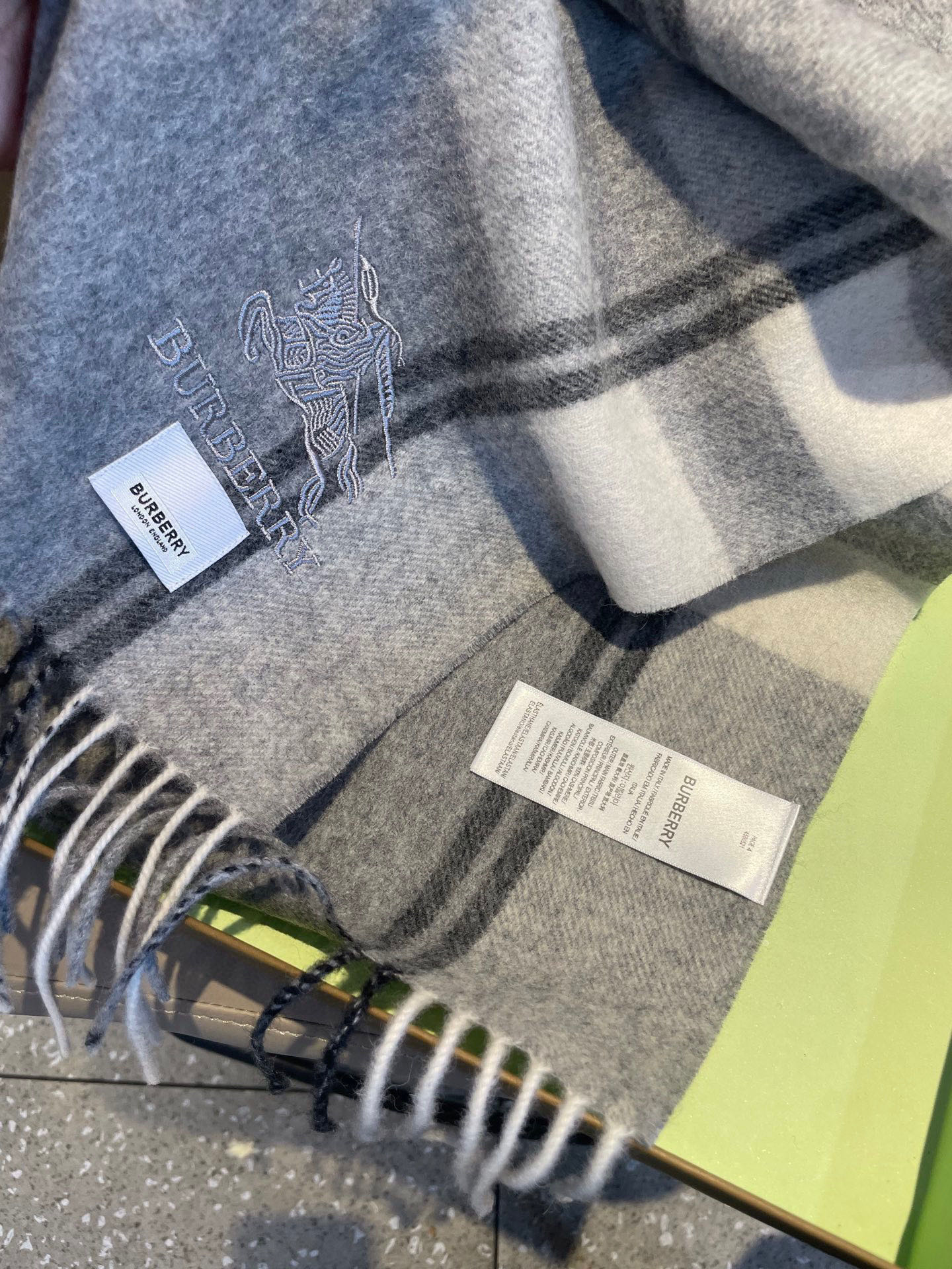 新款巴宝莉高品质进口羊绒围巾 惊爆上架 海外专柜最新男士女士情侣 羊绒围巾国内专柜都没上架 从款式到面料