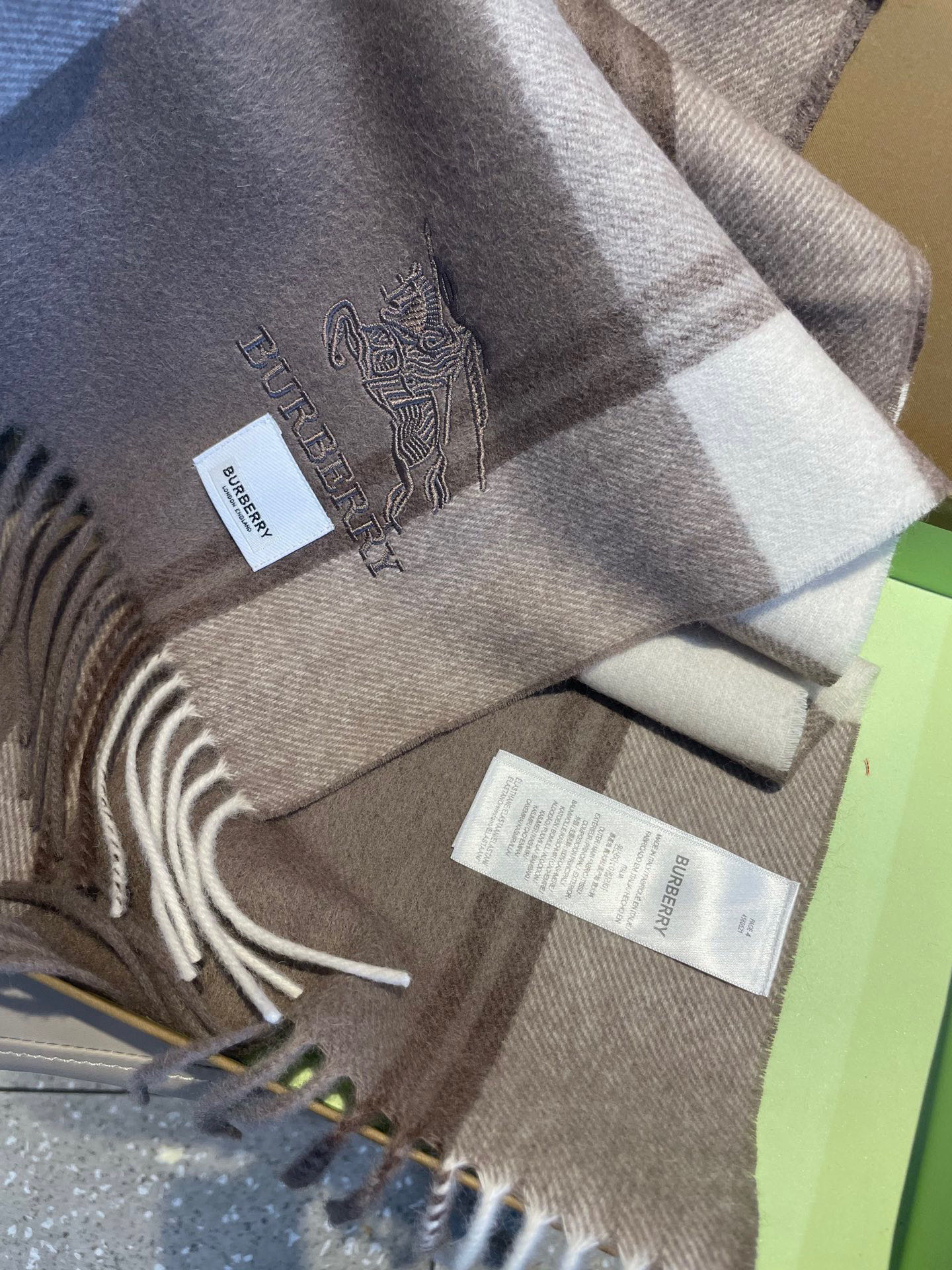 新款巴宝莉高品质进口羊绒围巾 惊爆上架 海外专柜最新男士女士情侣 羊绒围巾国内专柜都没上架 从款式到面料