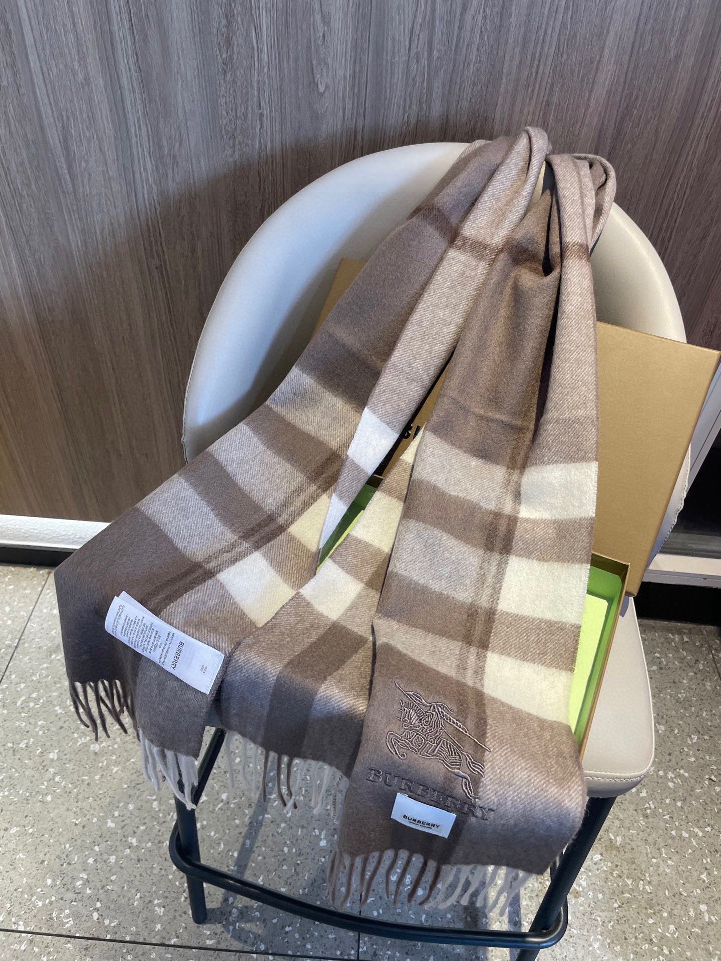 新款巴宝莉高品质进口羊绒围巾 惊爆上架 海外专柜最新男士女士情侣 羊绒围巾国内专柜都没上架 从款式到面料