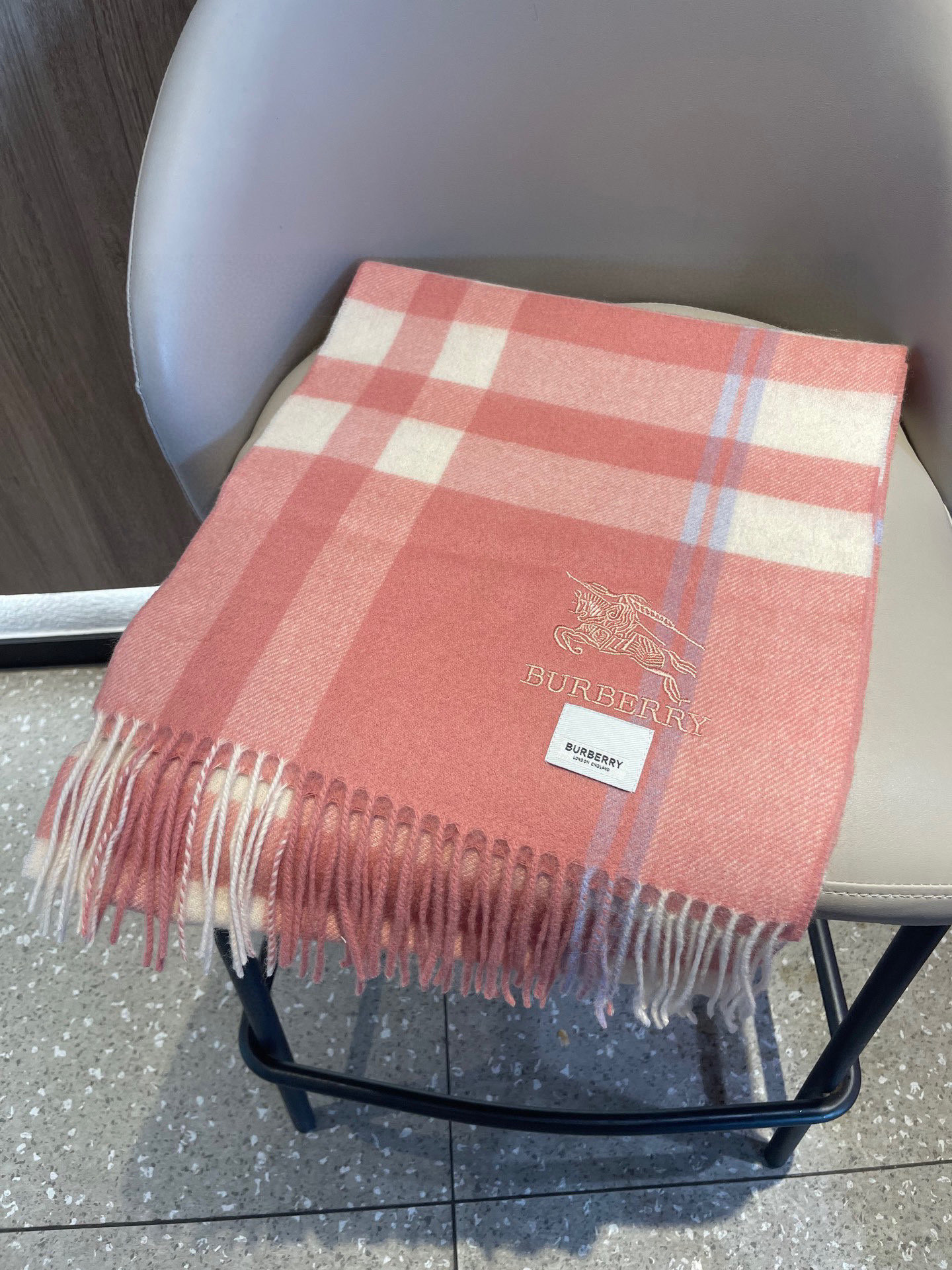 新款巴宝莉高品质进口羊绒围巾 惊爆上架 海外专柜最新男士女士情侣 羊绒围巾国内专柜都没上架 从款式到面料