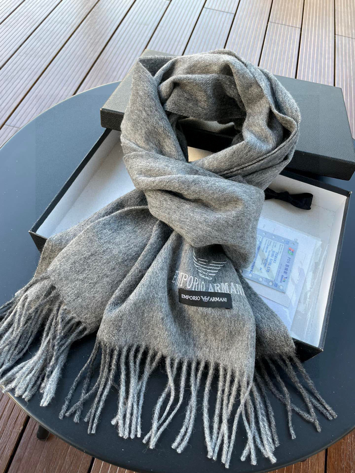 。阿玛尼海外专柜条纹拼色最新男士羊羔毛围巾～惊爆上架🎉国内专柜都没上架，从款式到面料都很赞🎻，经典的条纹