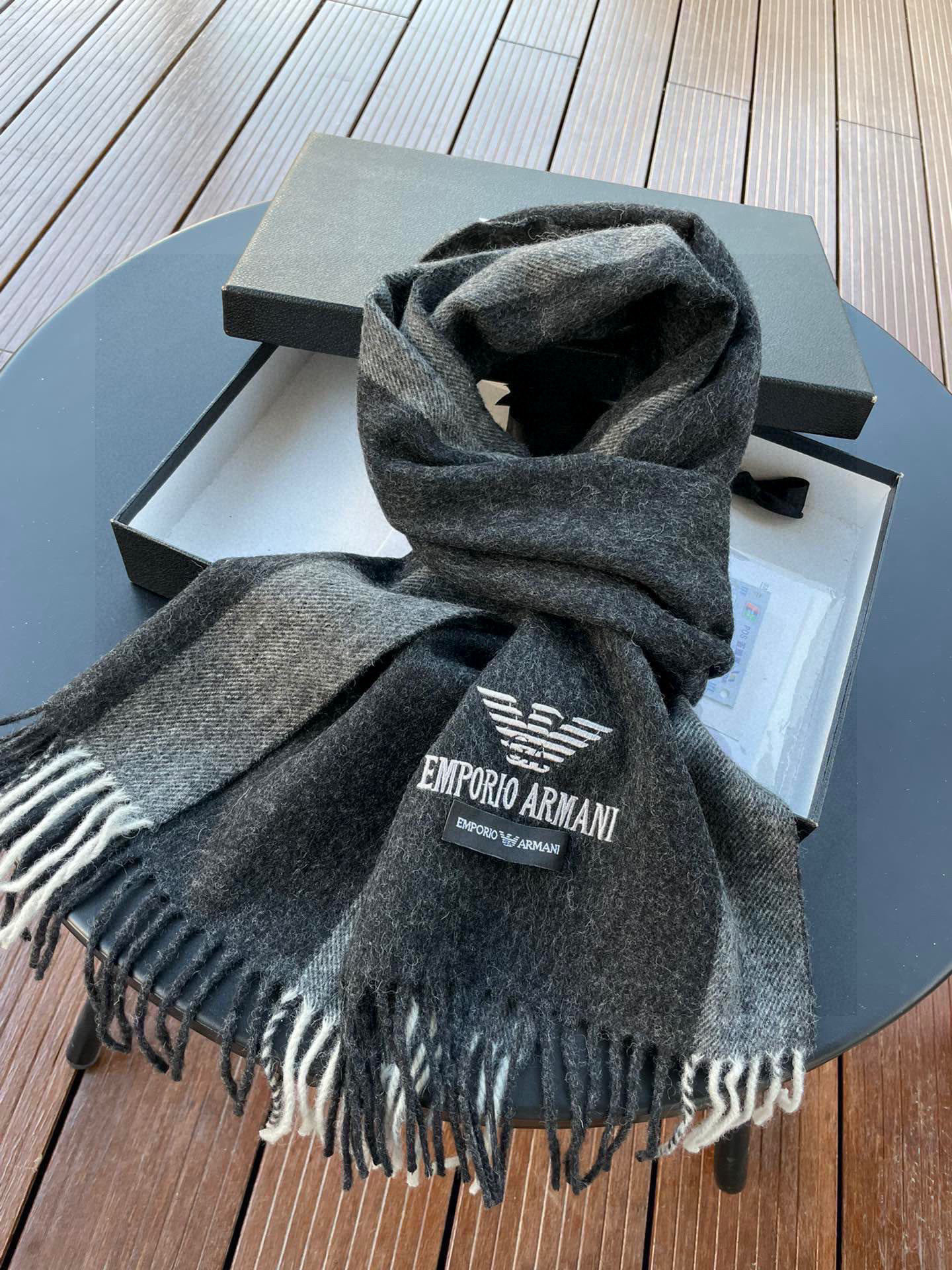 。阿玛尼海外专柜条纹拼色最新男士羊羔毛围巾～惊爆上架🎉国内专柜都没上架，从款式到面料都很赞🎻，经典的条纹