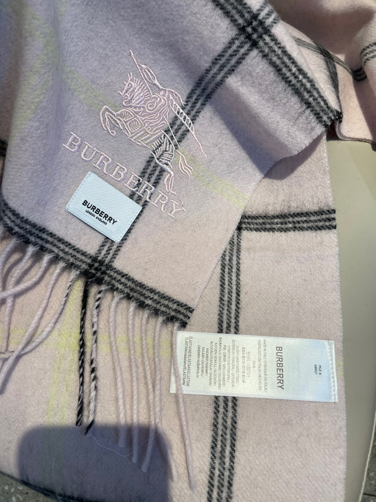 。巴宝莉最新格纹少女粉劲爆上架❗️😍殿堂级御用芭芭家战马的经典格羊毛围巾🧣独家渠道货bulingbuli