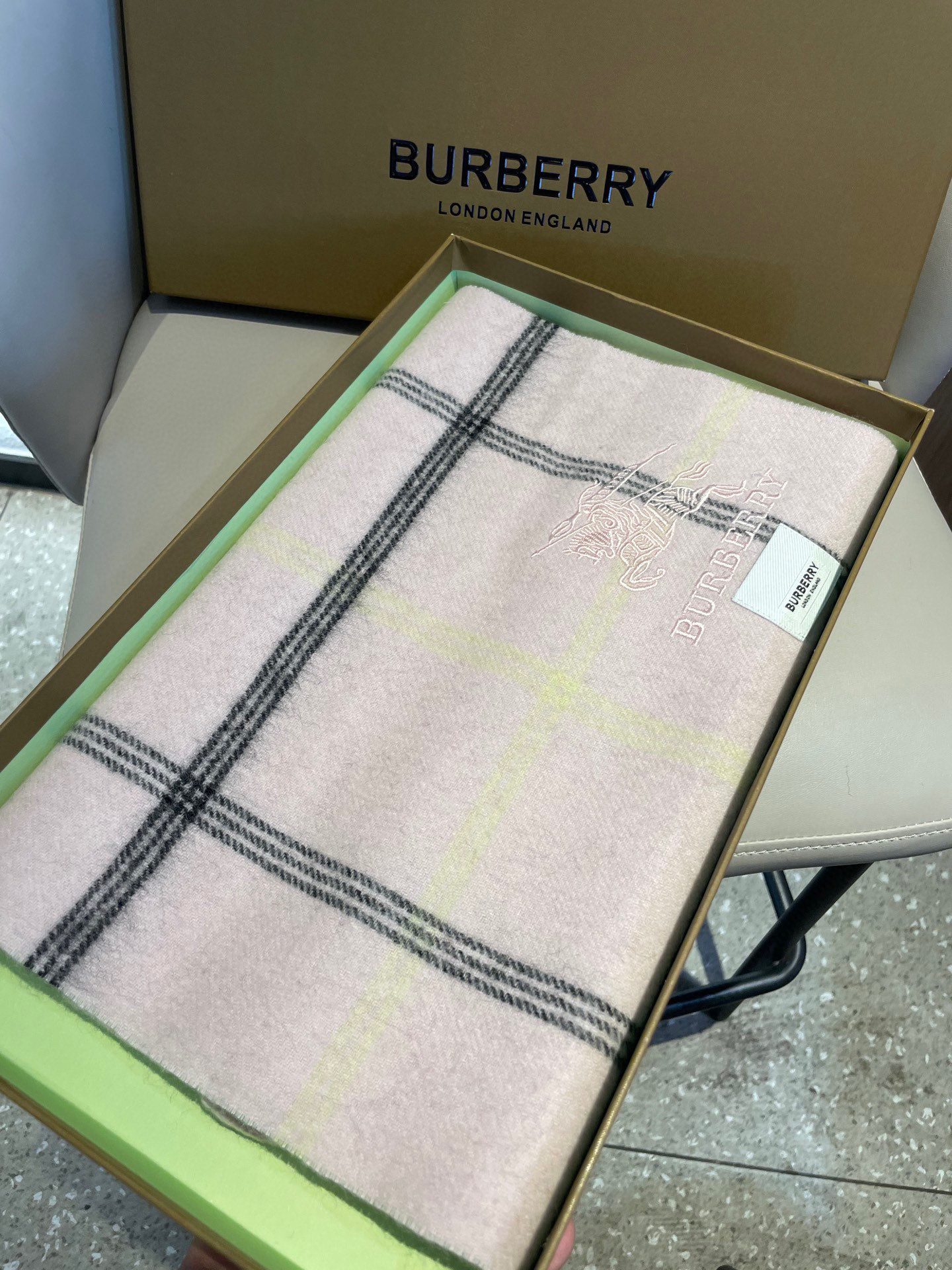 。巴宝莉最新格纹少女粉劲爆上架❗️😍殿堂级御用芭芭家战马的经典格羊毛围巾🧣独家渠道货bulingbuli