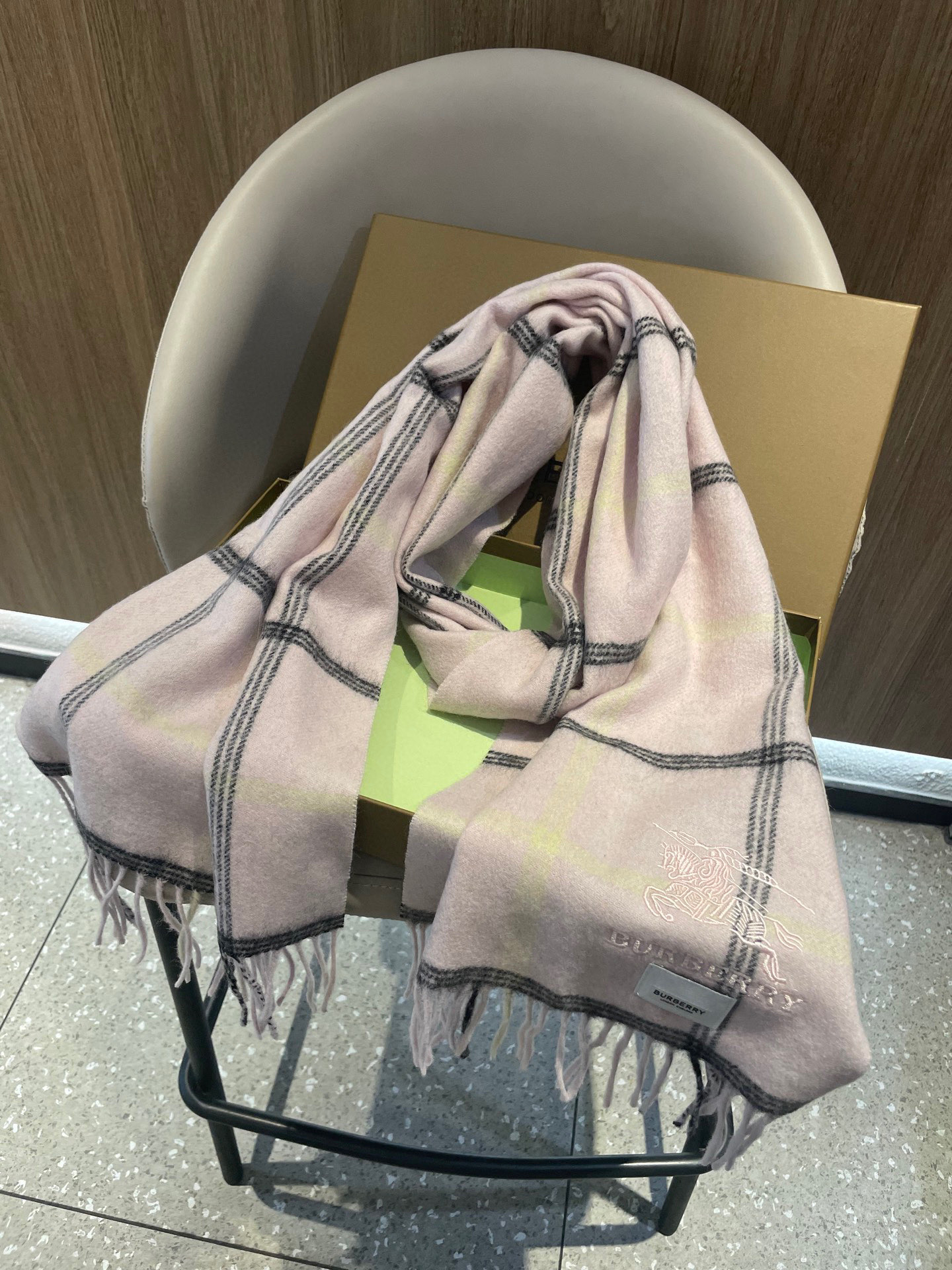 。巴宝莉最新格纹少女粉劲爆上架❗️😍殿堂级御用芭芭家战马的经典格羊毛围巾🧣独家渠道货bulingbuli