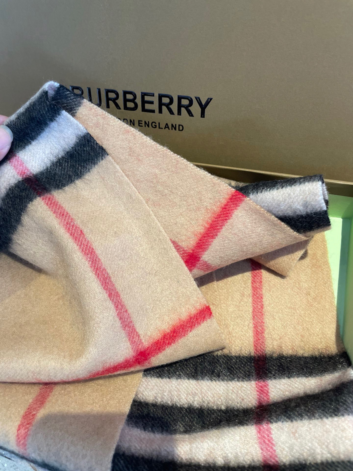 。巴宝莉经典格纹战马刺绣男女福利款❗️😍殿堂级御用芭芭家战马的经典格羊毛围巾🧣独家渠道货bulingbu