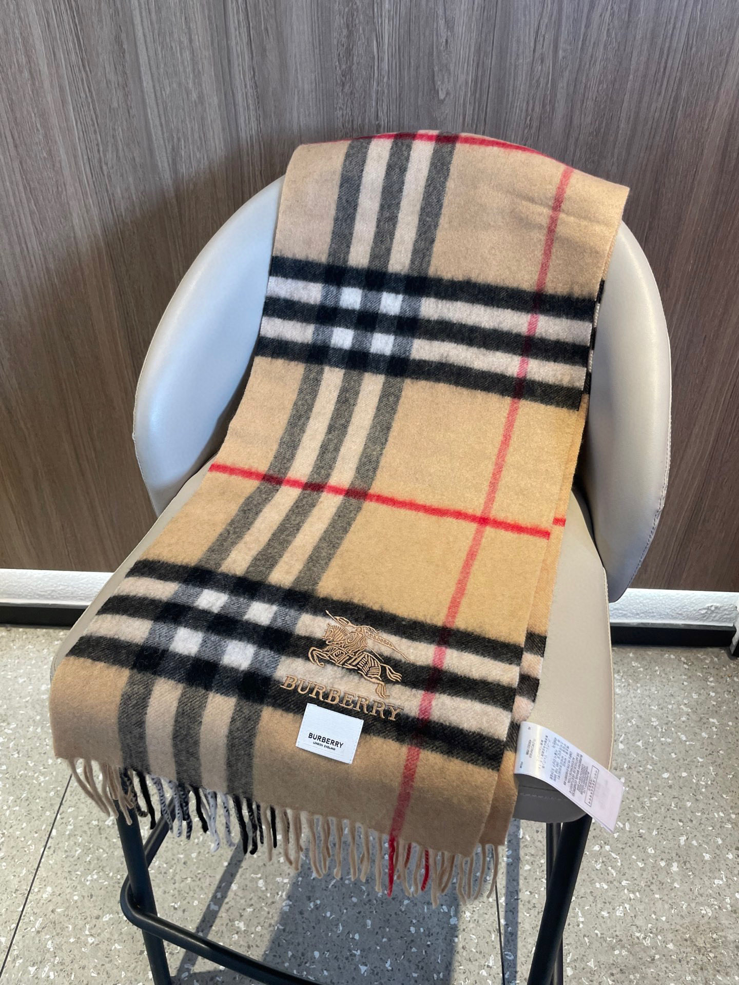 。巴宝莉经典格纹战马刺绣男女福利款❗️😍殿堂级御用芭芭家战马的经典格羊毛围巾🧣独家渠道货bulingbu